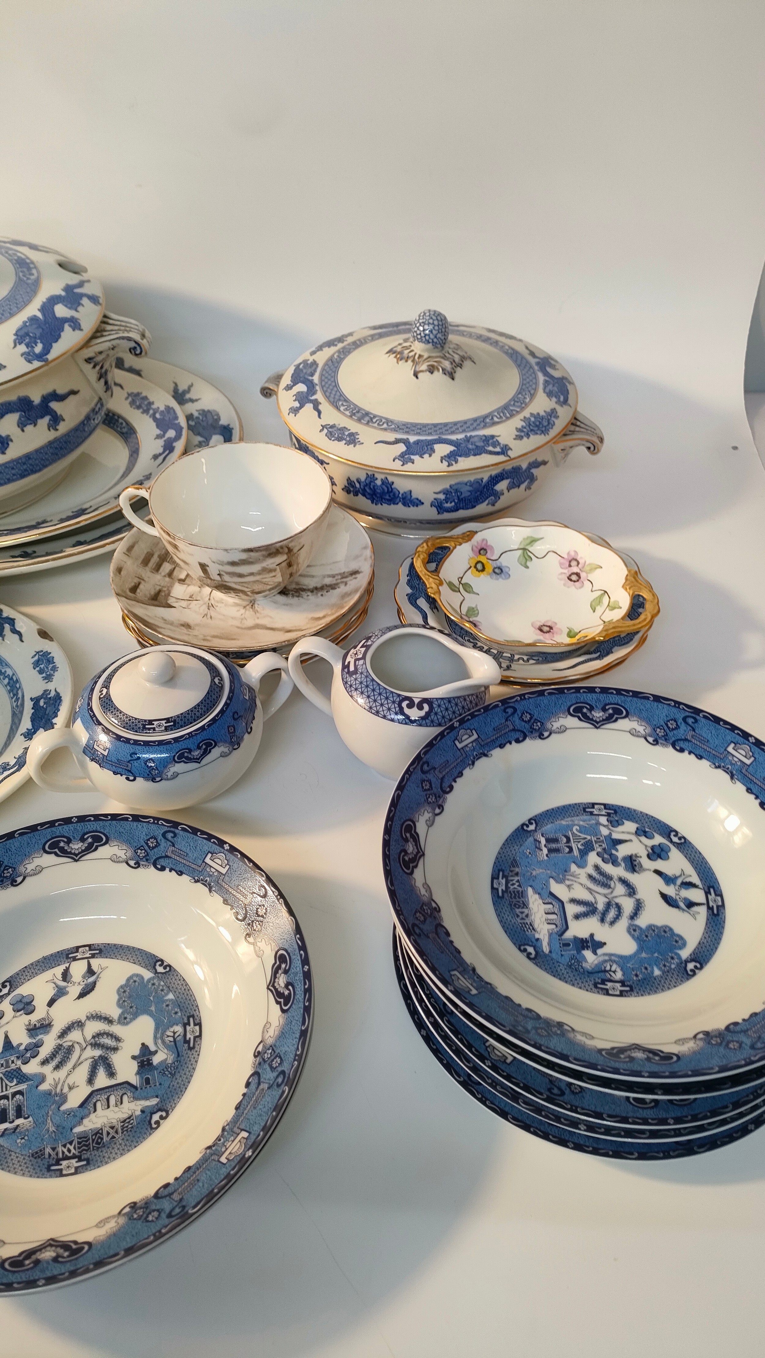 A Collection of dragon pattern dinner ware; cauldron & Norfolk porcelain along with cup n saucers - Image 4 of 4