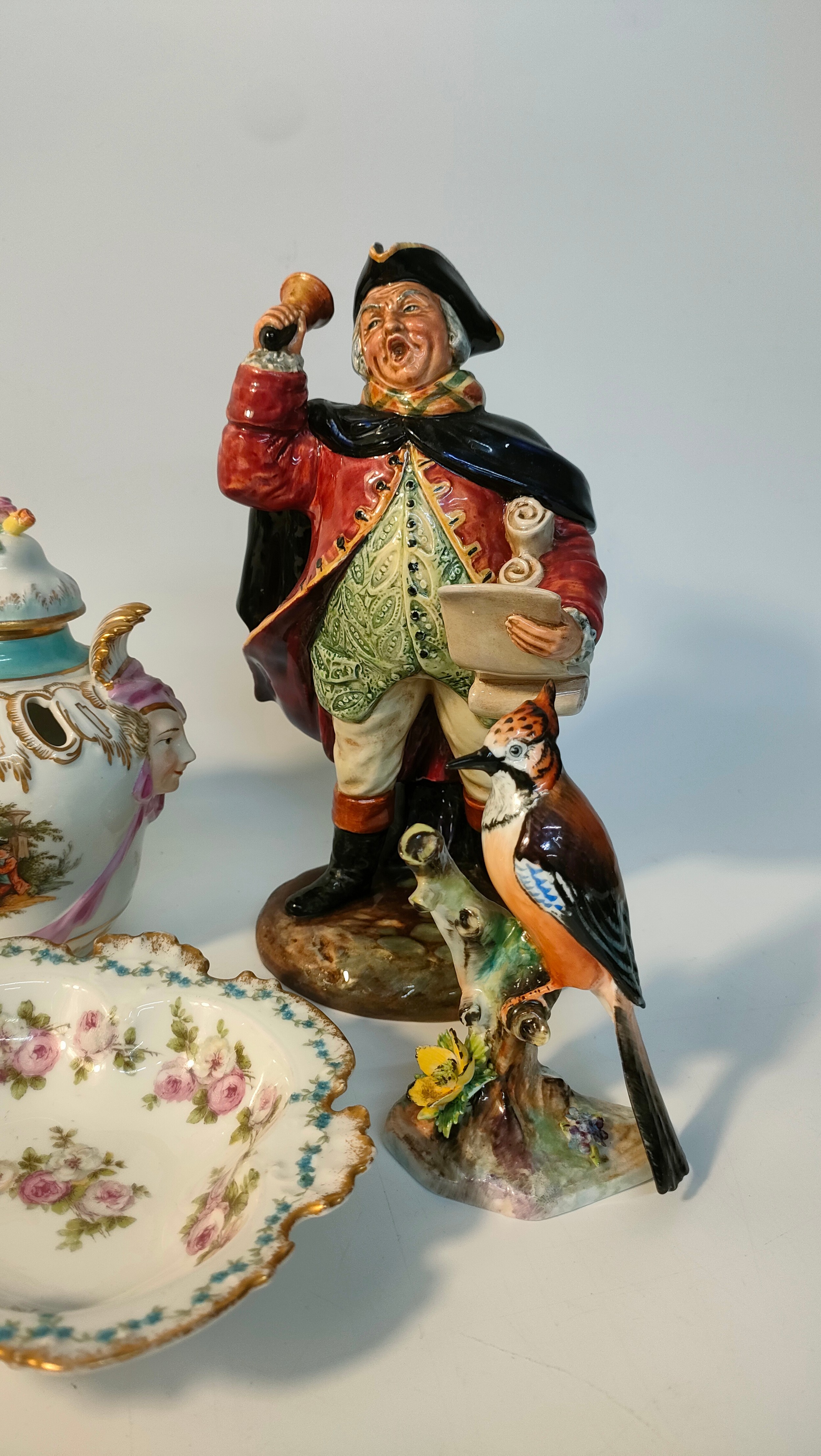 Box of collectables to include Royal Doulton town crier figure, Royal Doulton flower pattern jug ≥ - Image 4 of 10