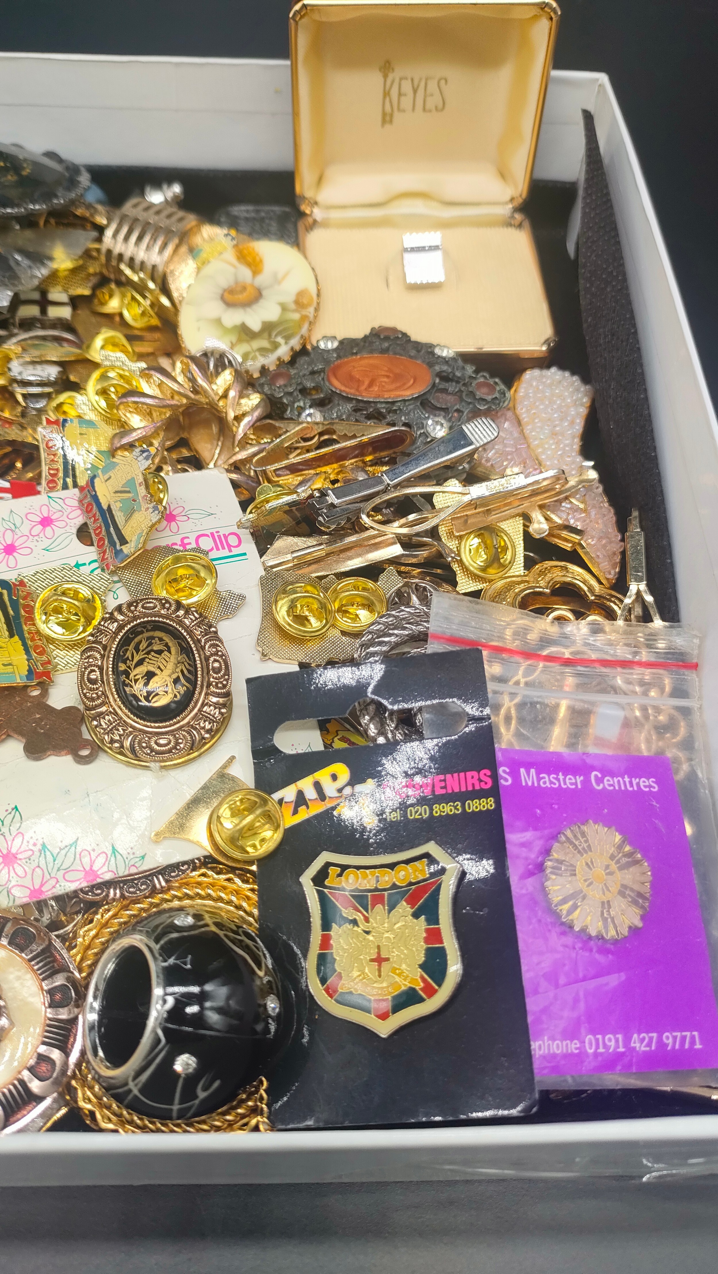 Collection of vintage brooches, collectable badges & pins etc - Image 2 of 3
