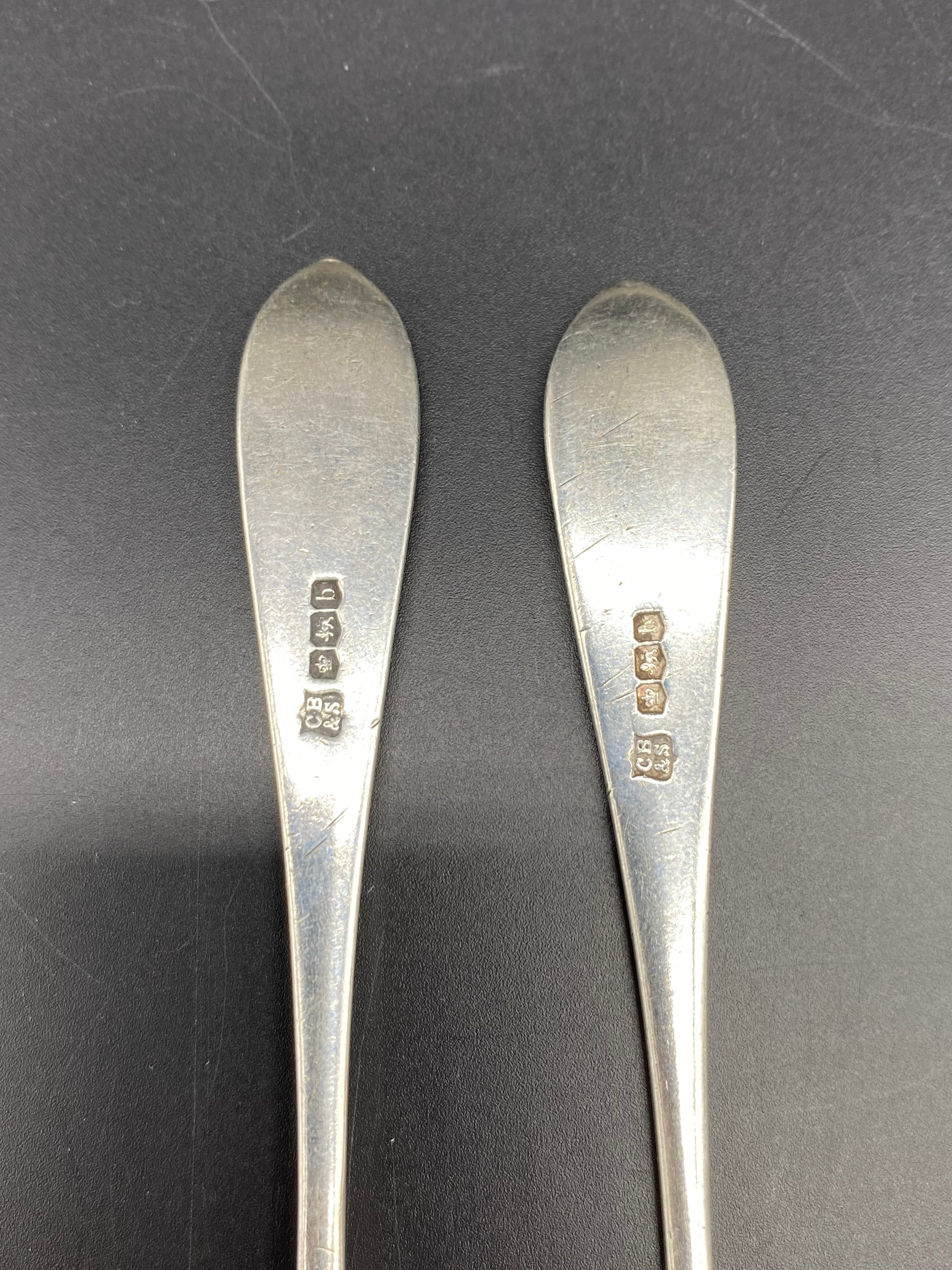 Silver hallmarked flat wares; spoons & fork [144.51] grams - Image 2 of 7
