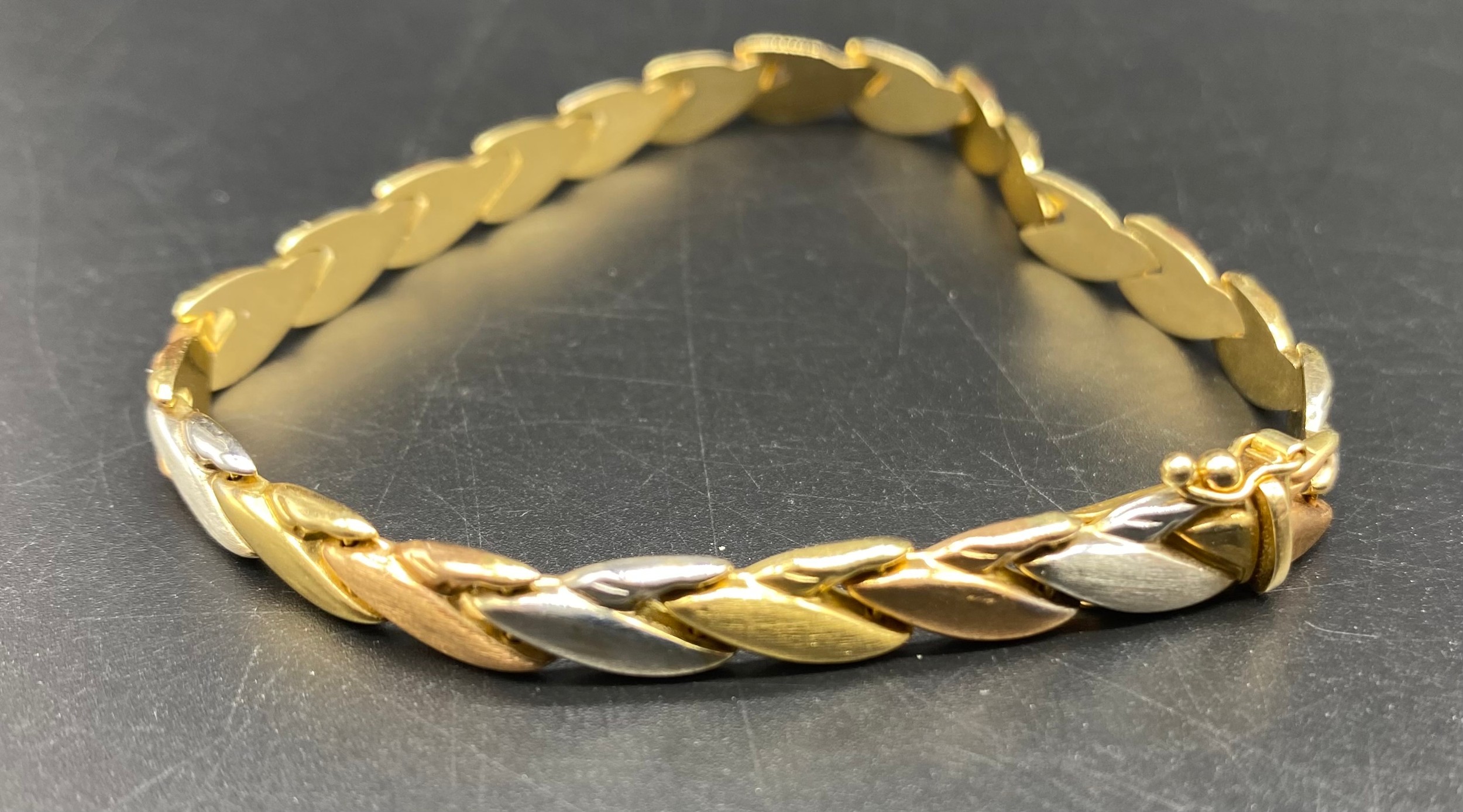 14ct gold 585 hall marked two tone set bracelet [8.43] grams - Image 2 of 3