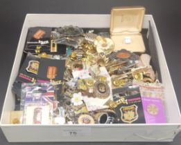 Collection of vintage brooches, collectable badges & pins etc