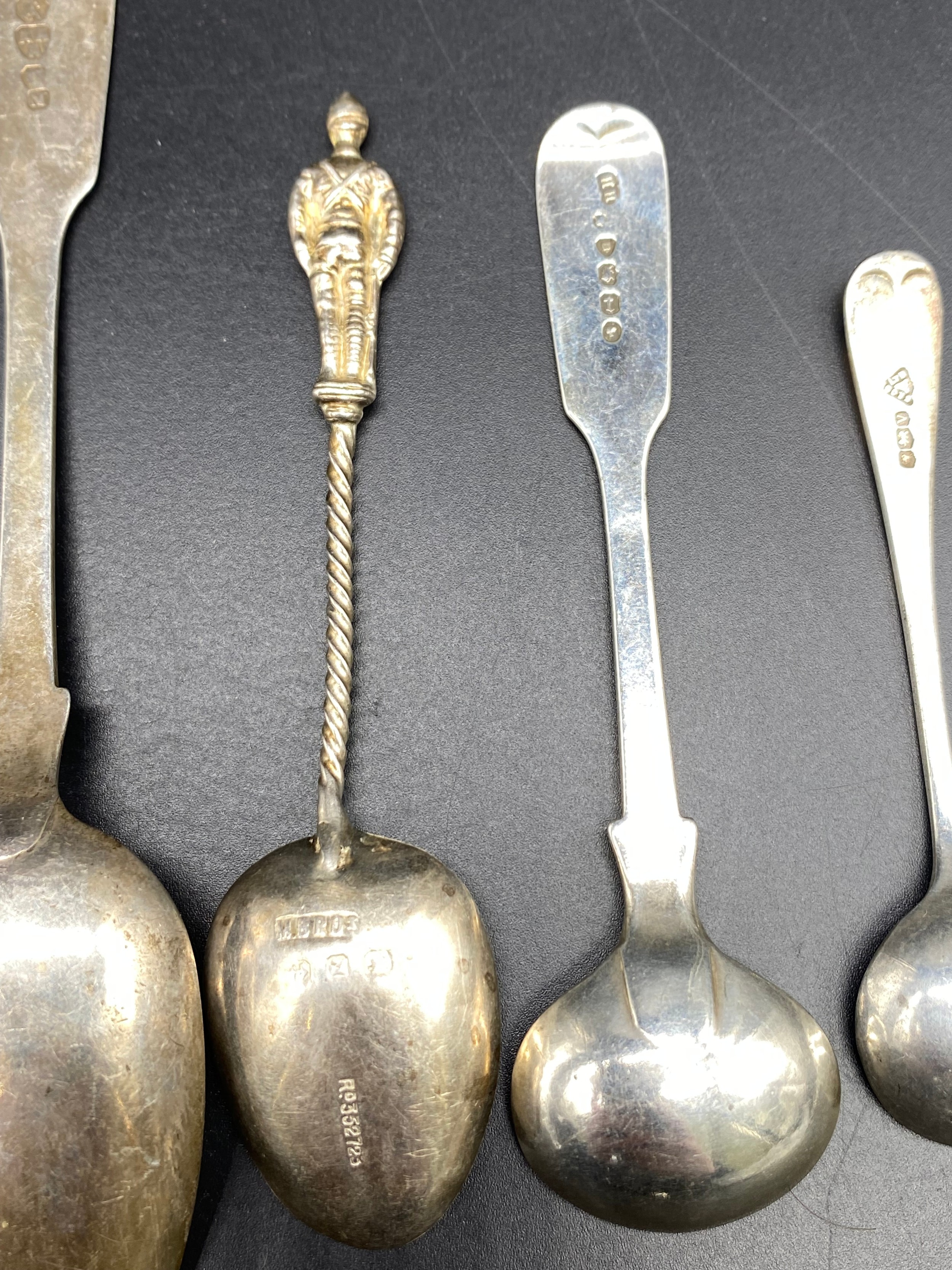 Silver hallmarked flat wares; spoons & fork [144.51] grams - Image 5 of 7