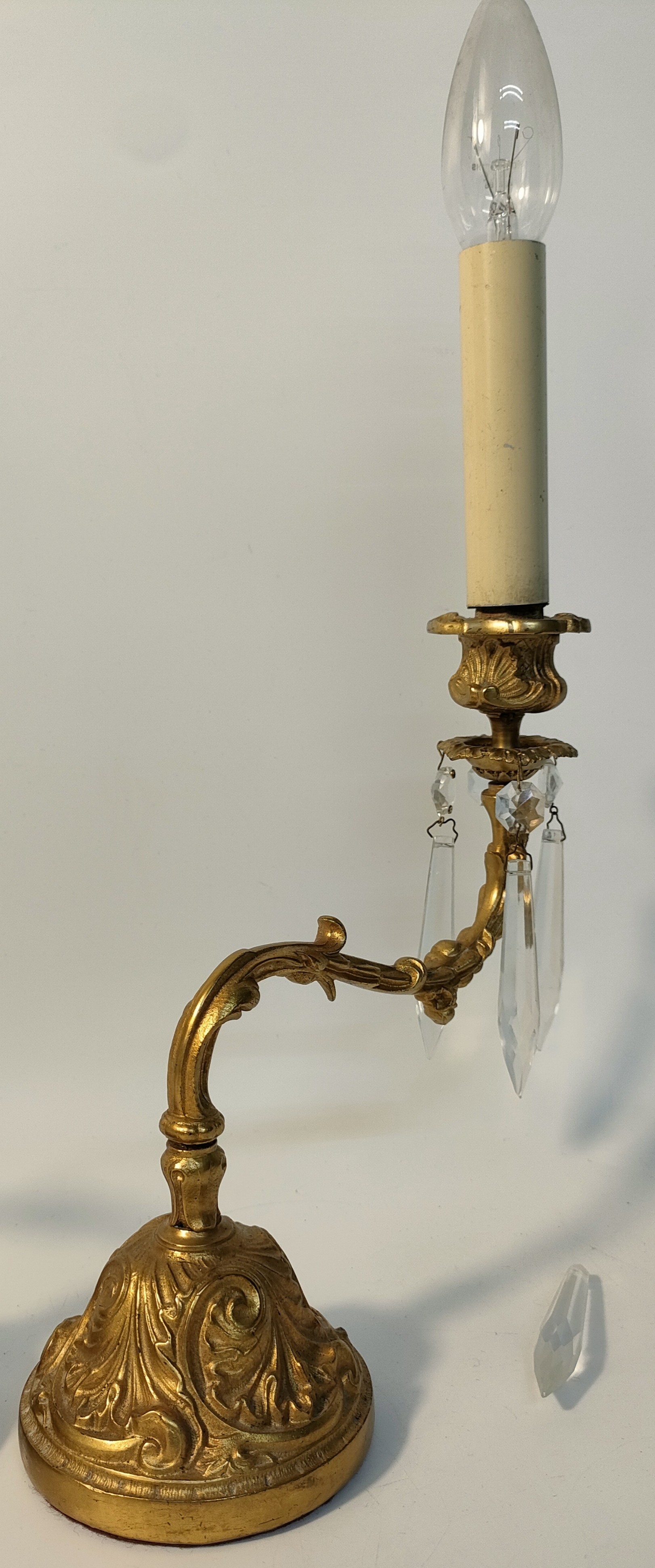 A Pair of 19th century heavy brass wall sconce's with crystal droplets [29cm] - Image 3 of 3
