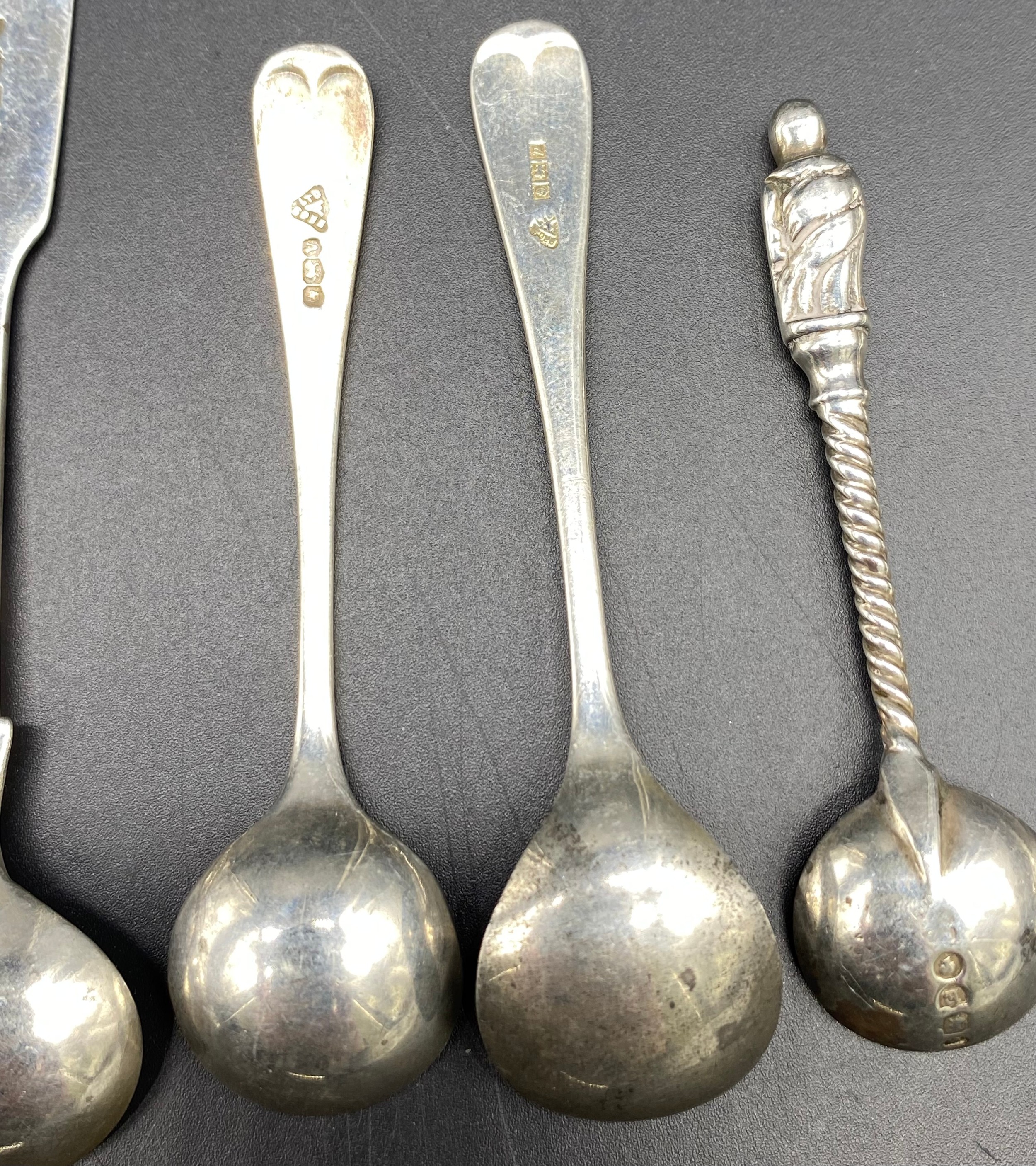 Silver hallmarked flat wares; spoons & fork [144.51] grams - Image 6 of 7