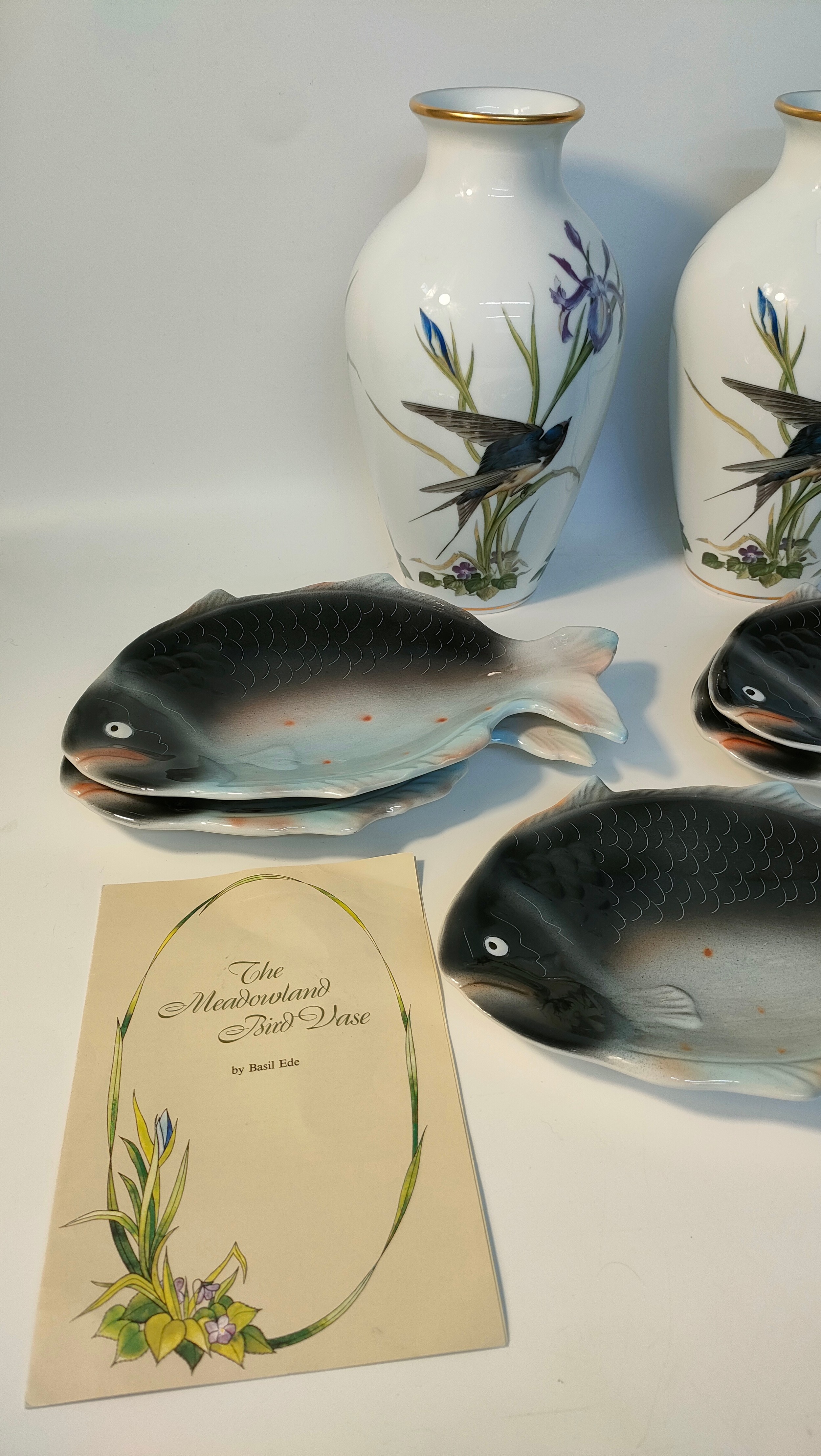 A Pair of Franklin mint 'meadowland bird' Vases by Basil Ede with certificates along with collection - Image 3 of 3