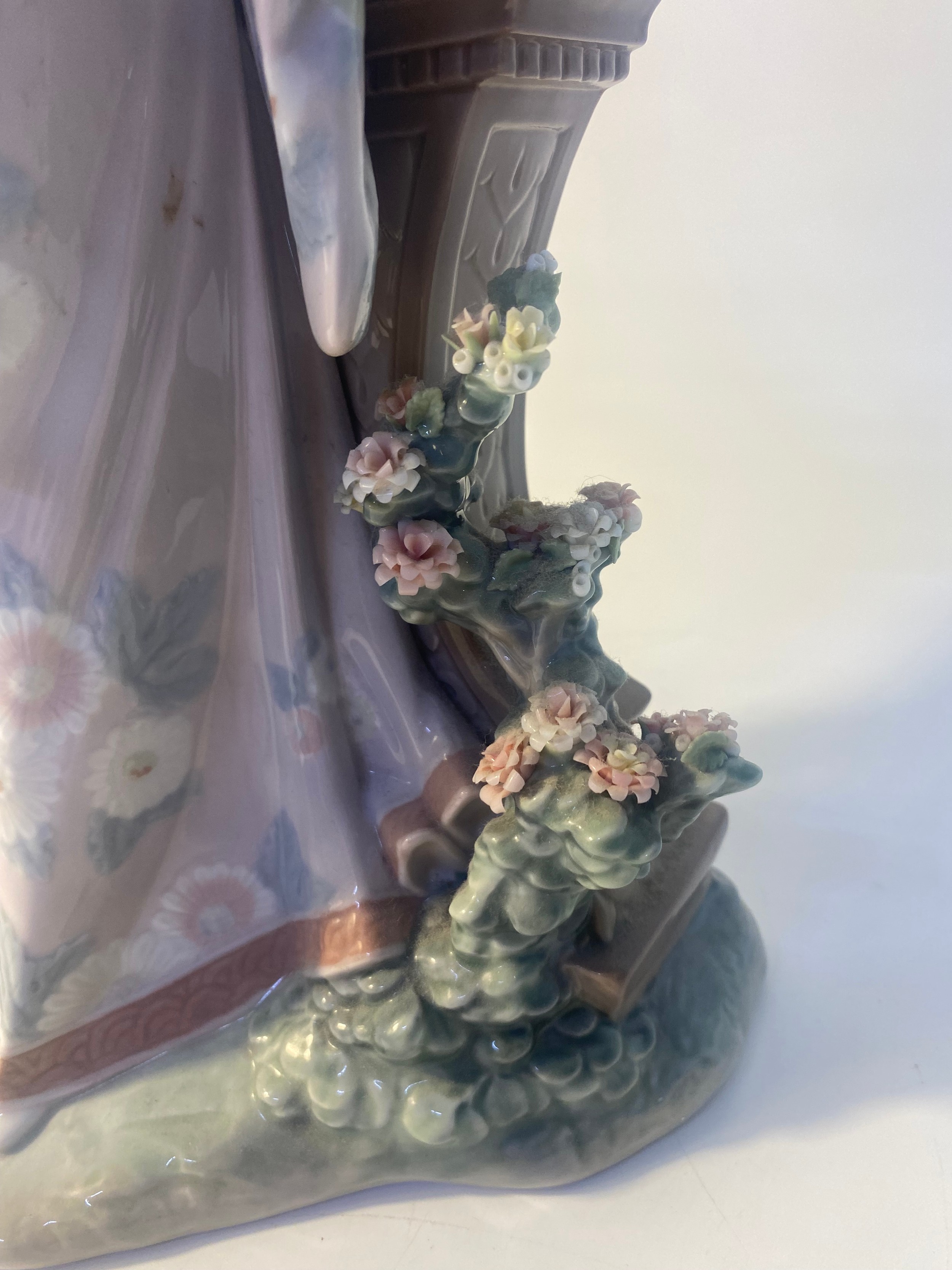 A large Lladro figure of a geisha in the garden [41.5cm] - Image 3 of 4