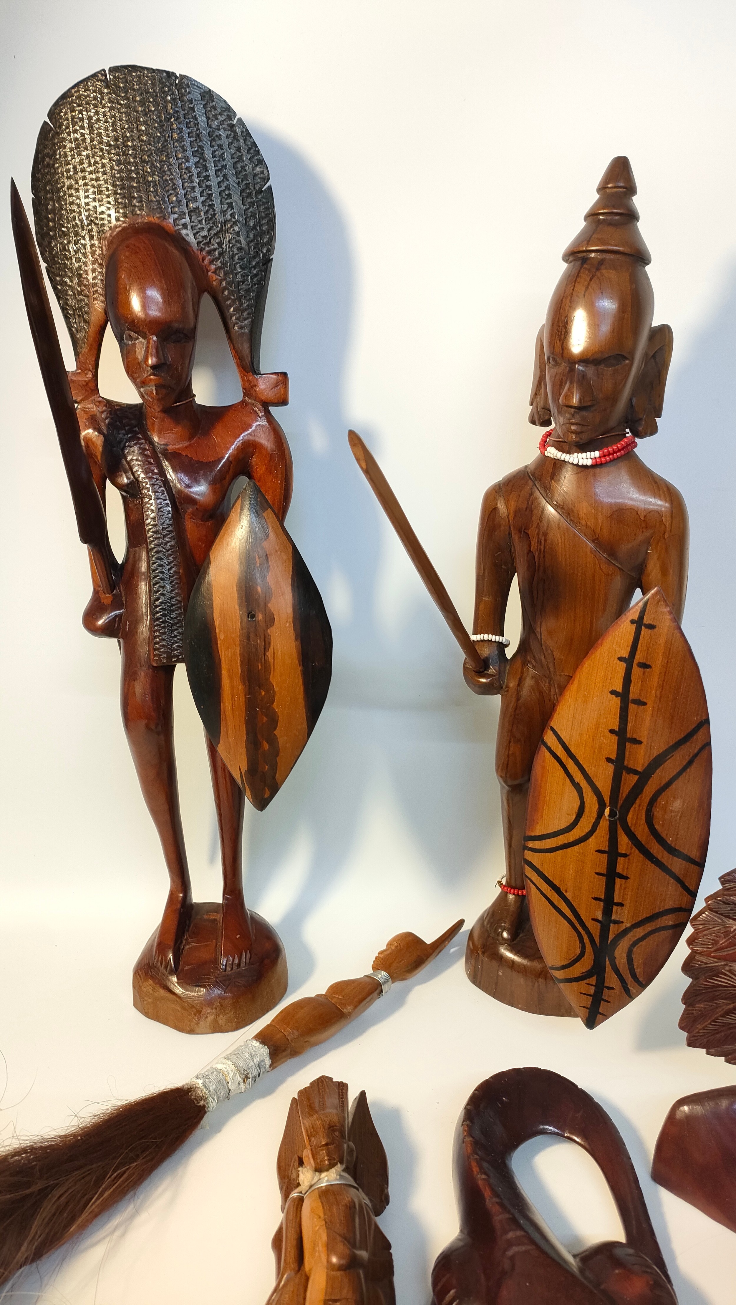 Box of African wooden collectables; African tribal wooden figures & fly swatter - Image 2 of 4