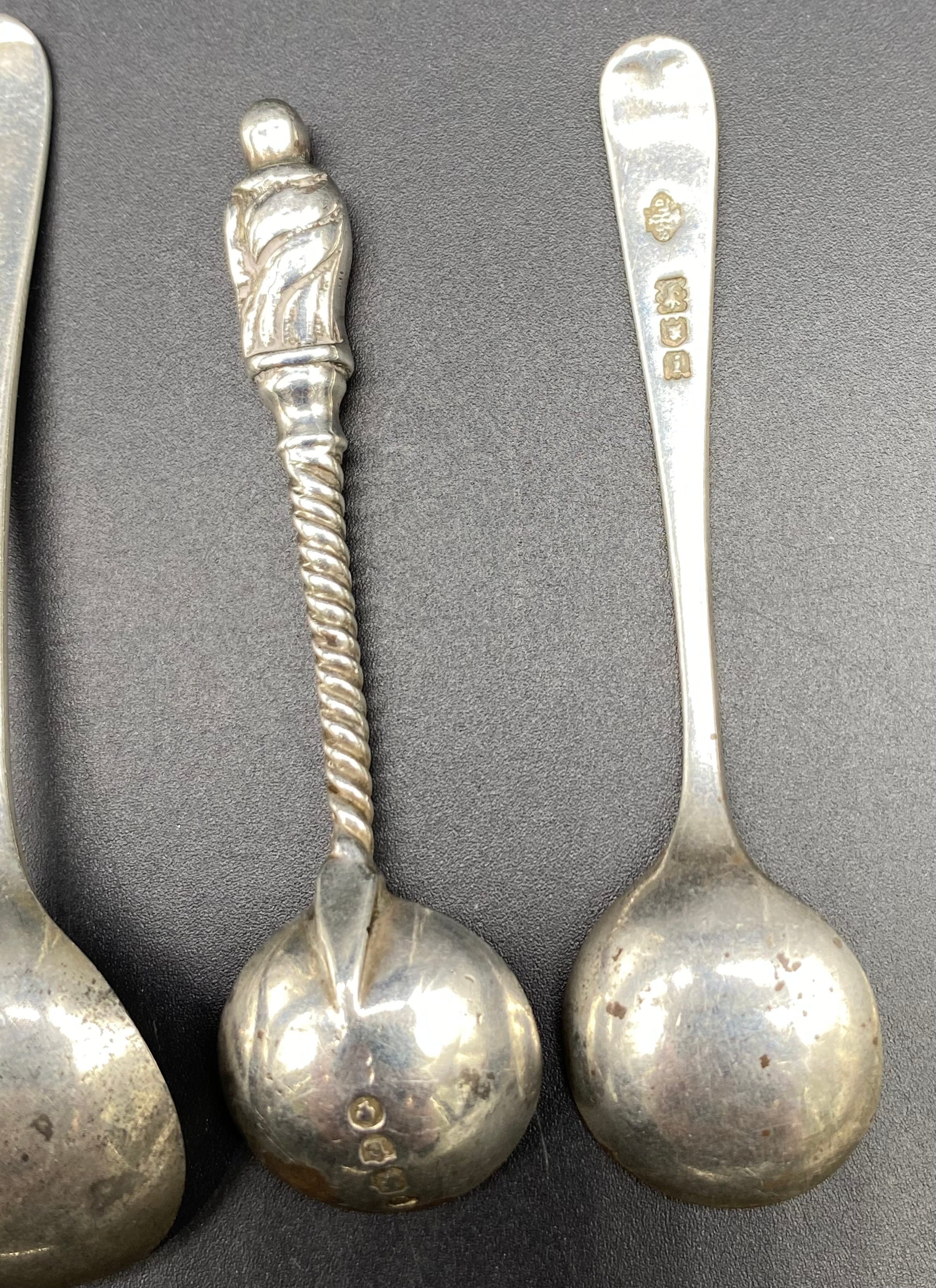 Silver hallmarked flat wares; spoons & fork [144.51] grams - Image 7 of 7
