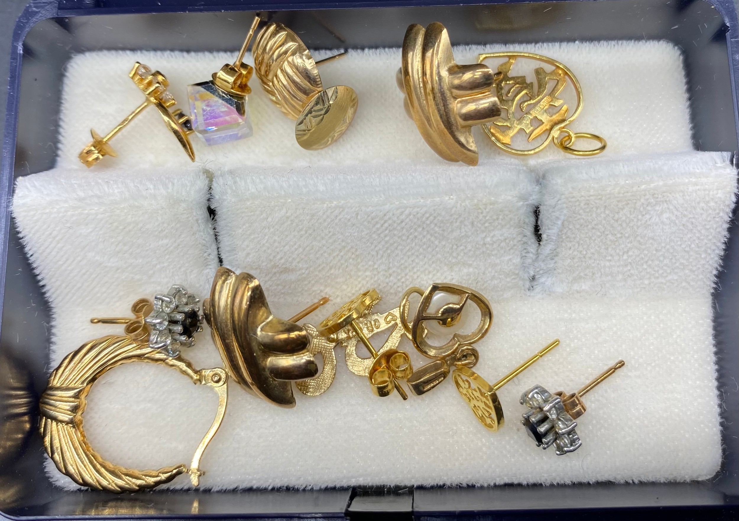A collection of 9ct gold odd earrings & Chinese 9ct gold pendant & earrings [6.60] grams - Image 2 of 2