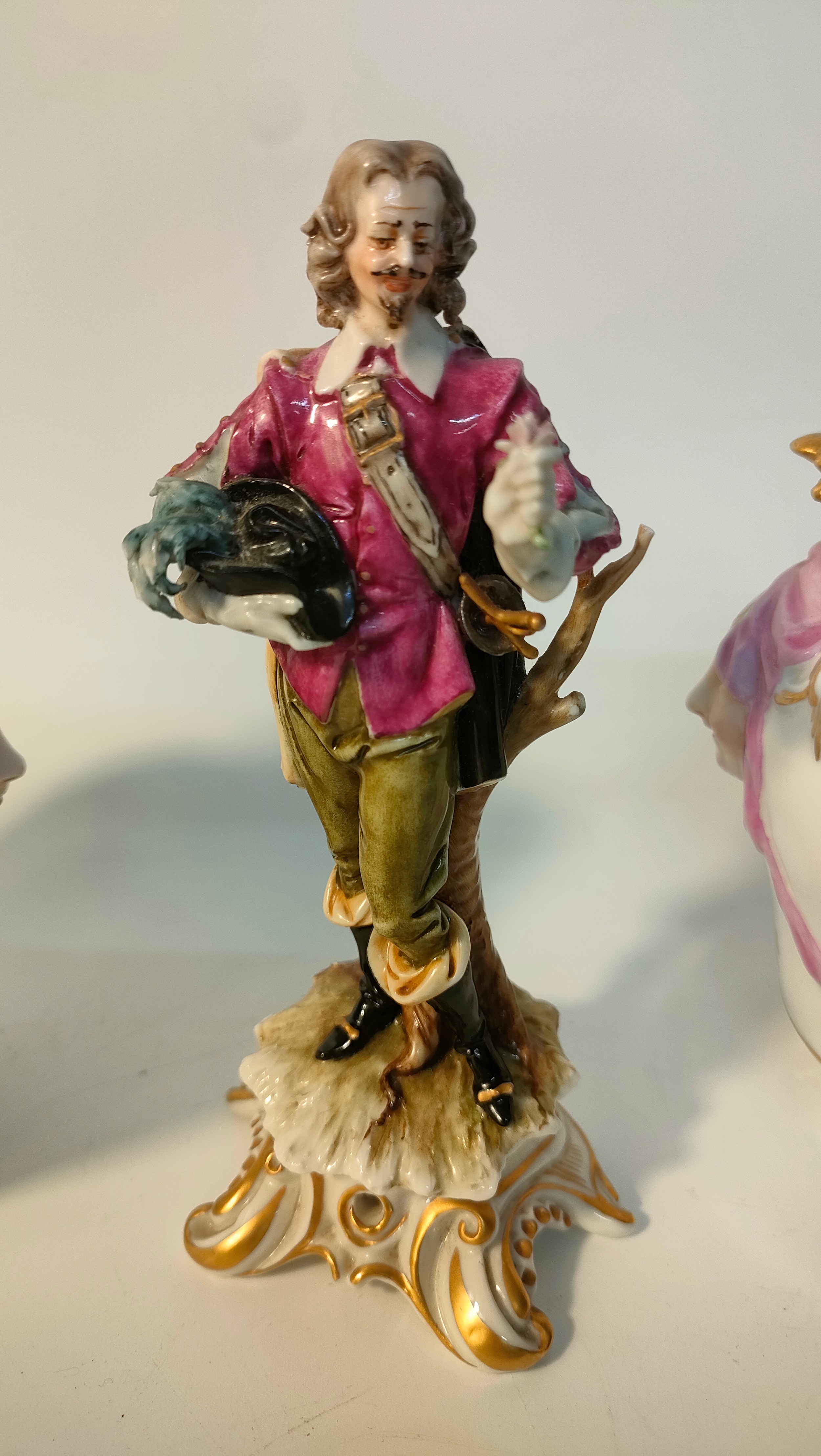 Box of collectables to include Royal Doulton town crier figure, Royal Doulton flower pattern jug ≥ - Image 7 of 10