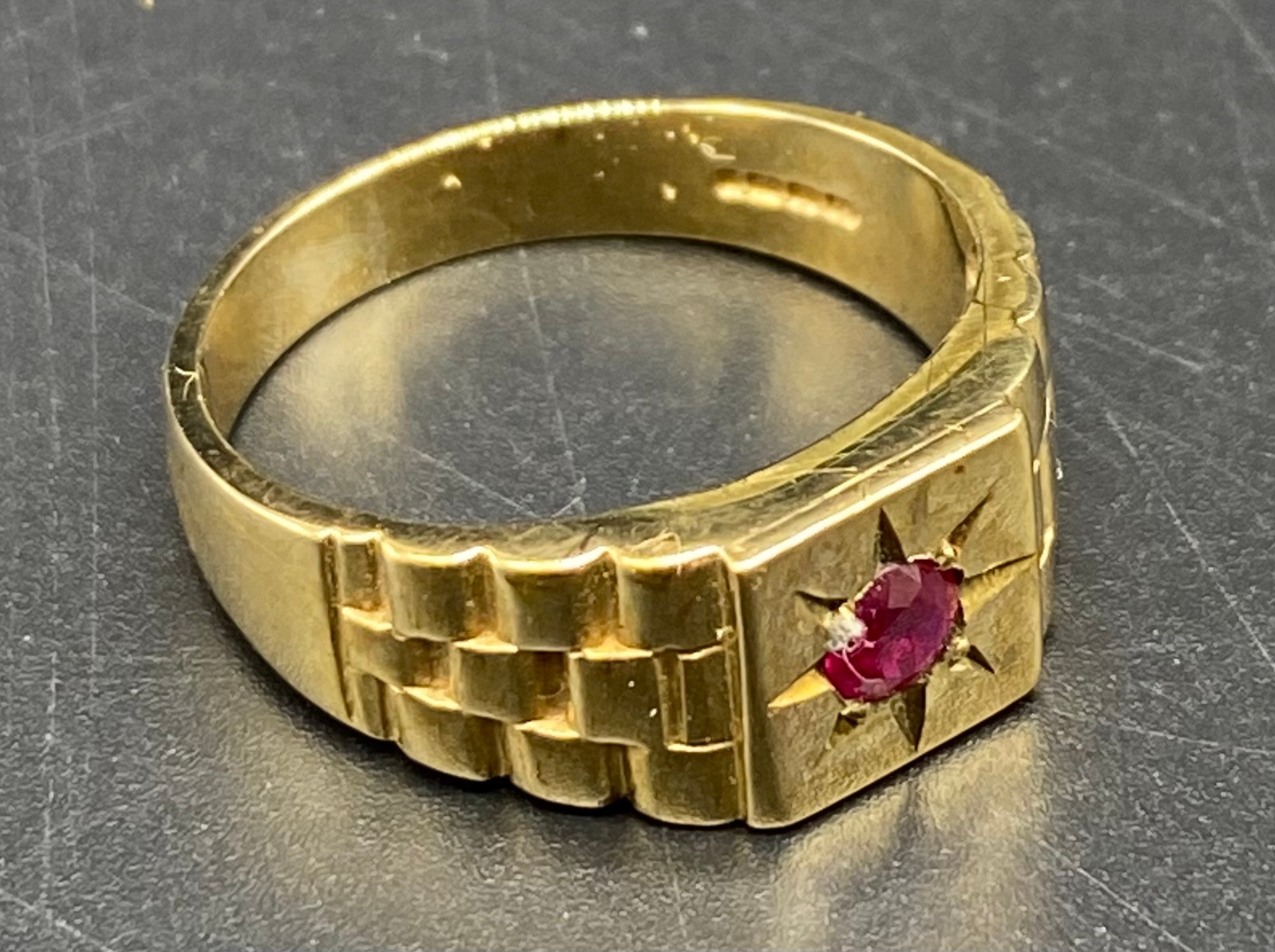 9ct gold Gents ring set with garnet stone [size T 1/2] [5.78] grams - Image 3 of 3