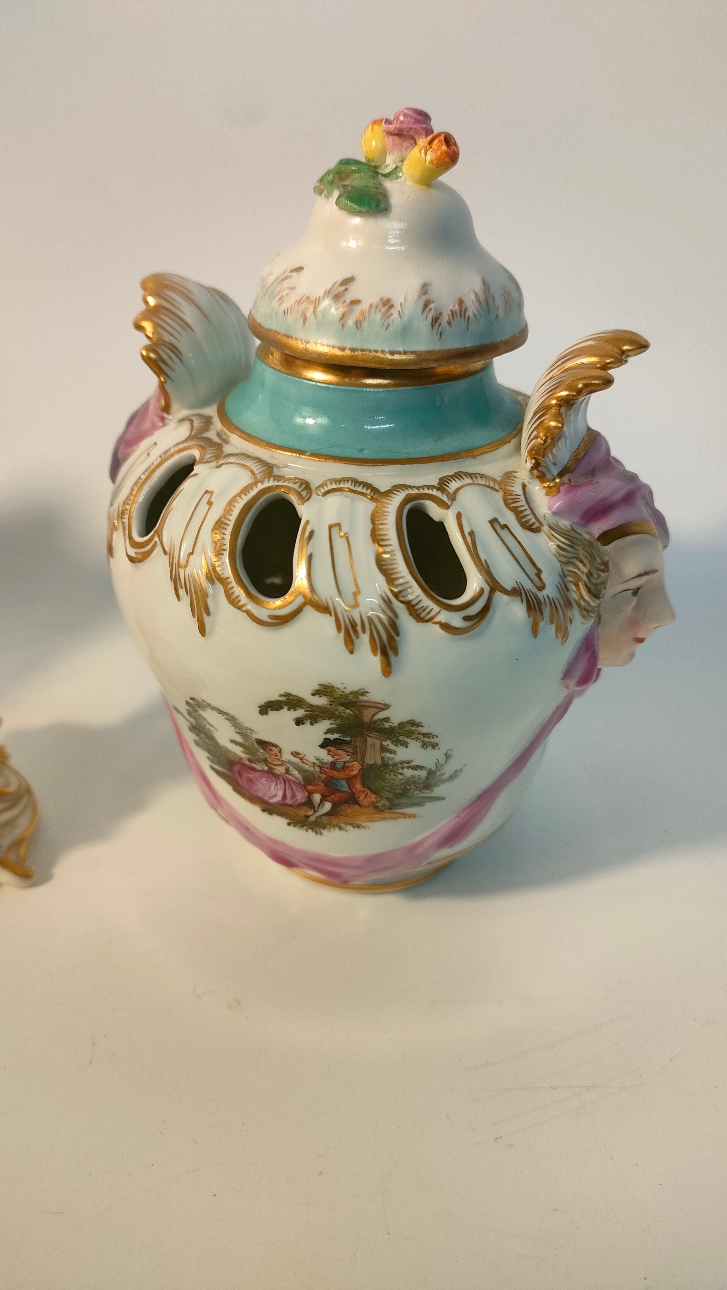 Box of collectables to include Royal Doulton town crier figure, Royal Doulton flower pattern jug ≥ - Image 5 of 10