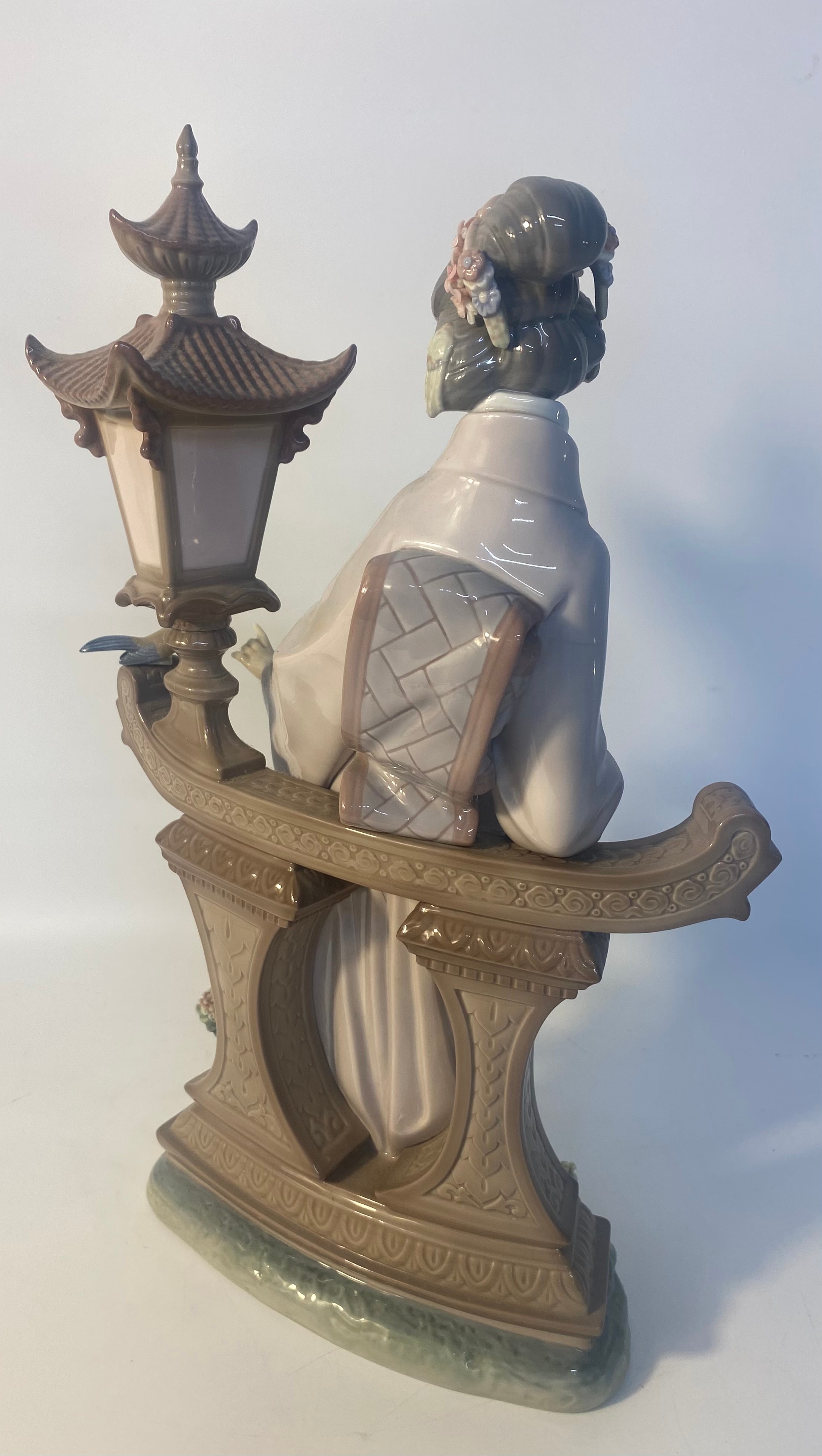 A large Lladro figure of a geisha in the garden [41.5cm] - Image 4 of 4
