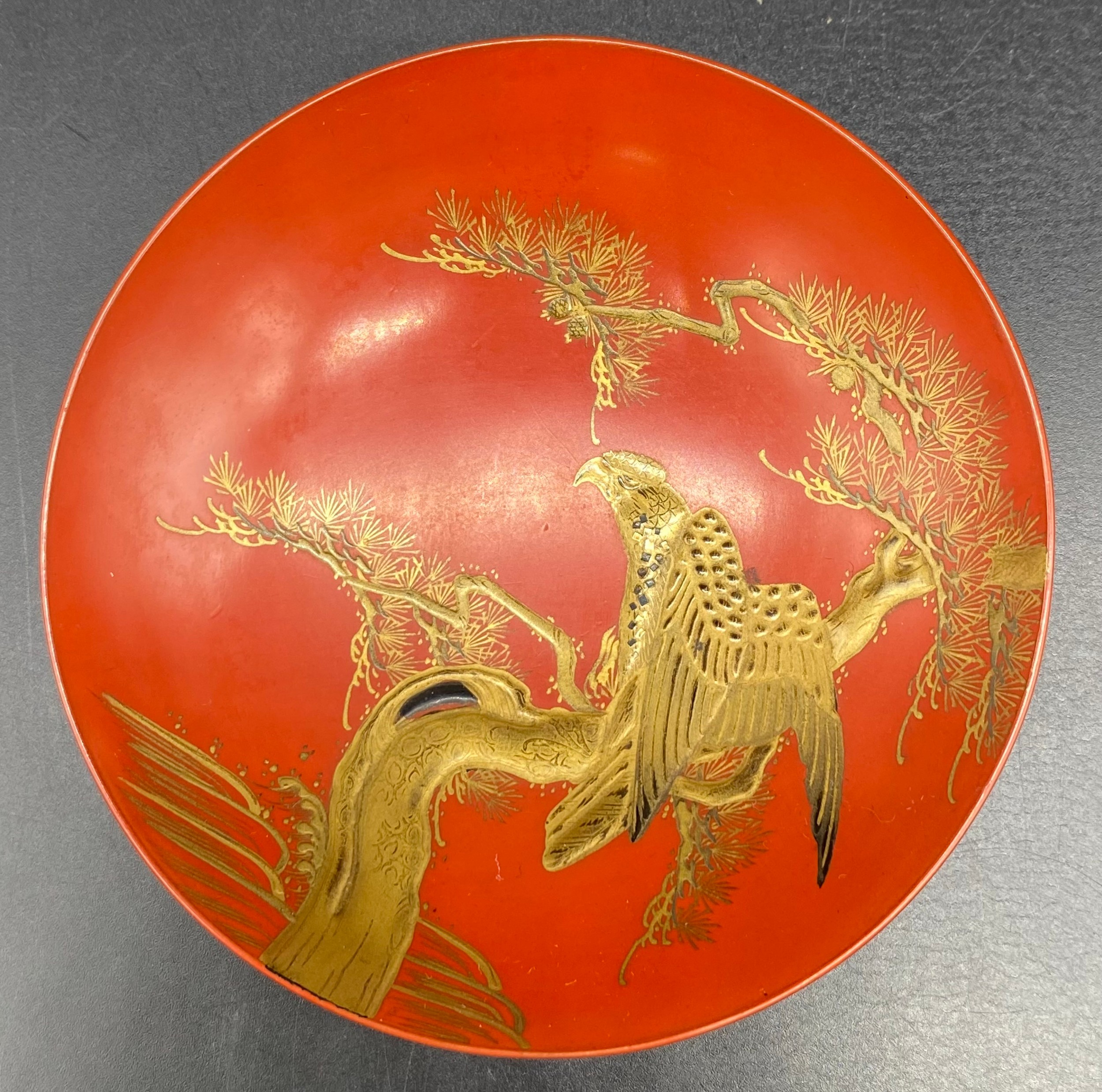 Three Meiji Period Sakazuki Maki-e Lacquerware plate & two pin dishes depicting turtles & eagle - Image 5 of 8