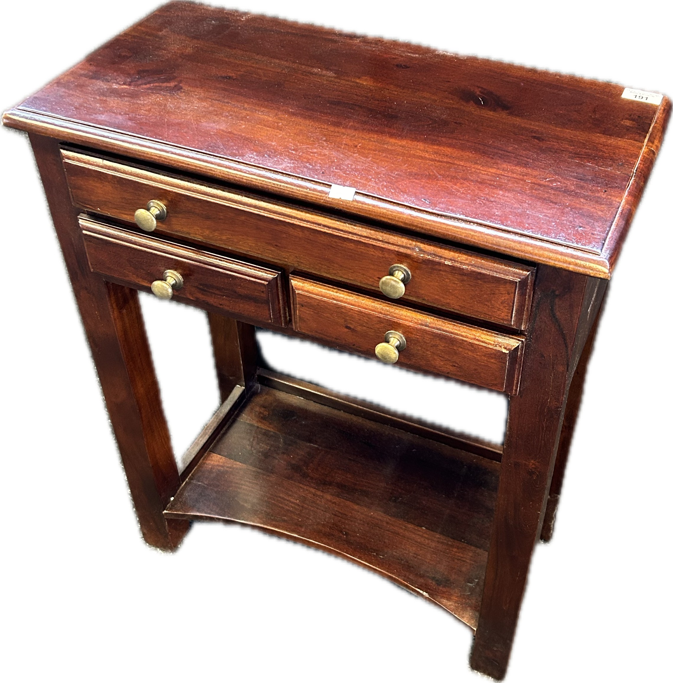 Reproduction mahogany side unit, with an arrangement of three drawers and a lower supporting - Image 2 of 3