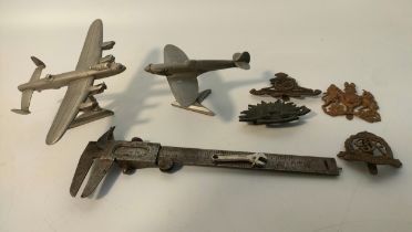 Two military war plane models, a collection of four military cap badges & two small vintage tools