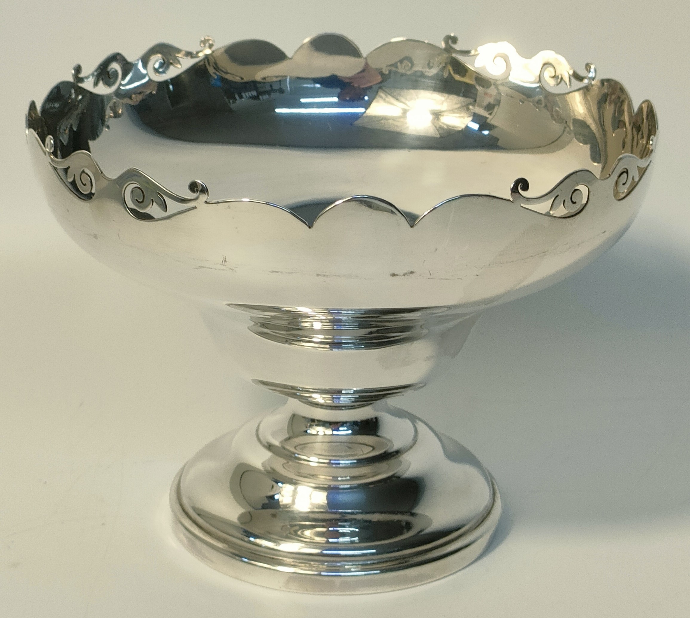 Silver hallmarked bowl, Walker & Hall, Sheffield [16x11.5cm] [353.33 grams] - Image 2 of 3