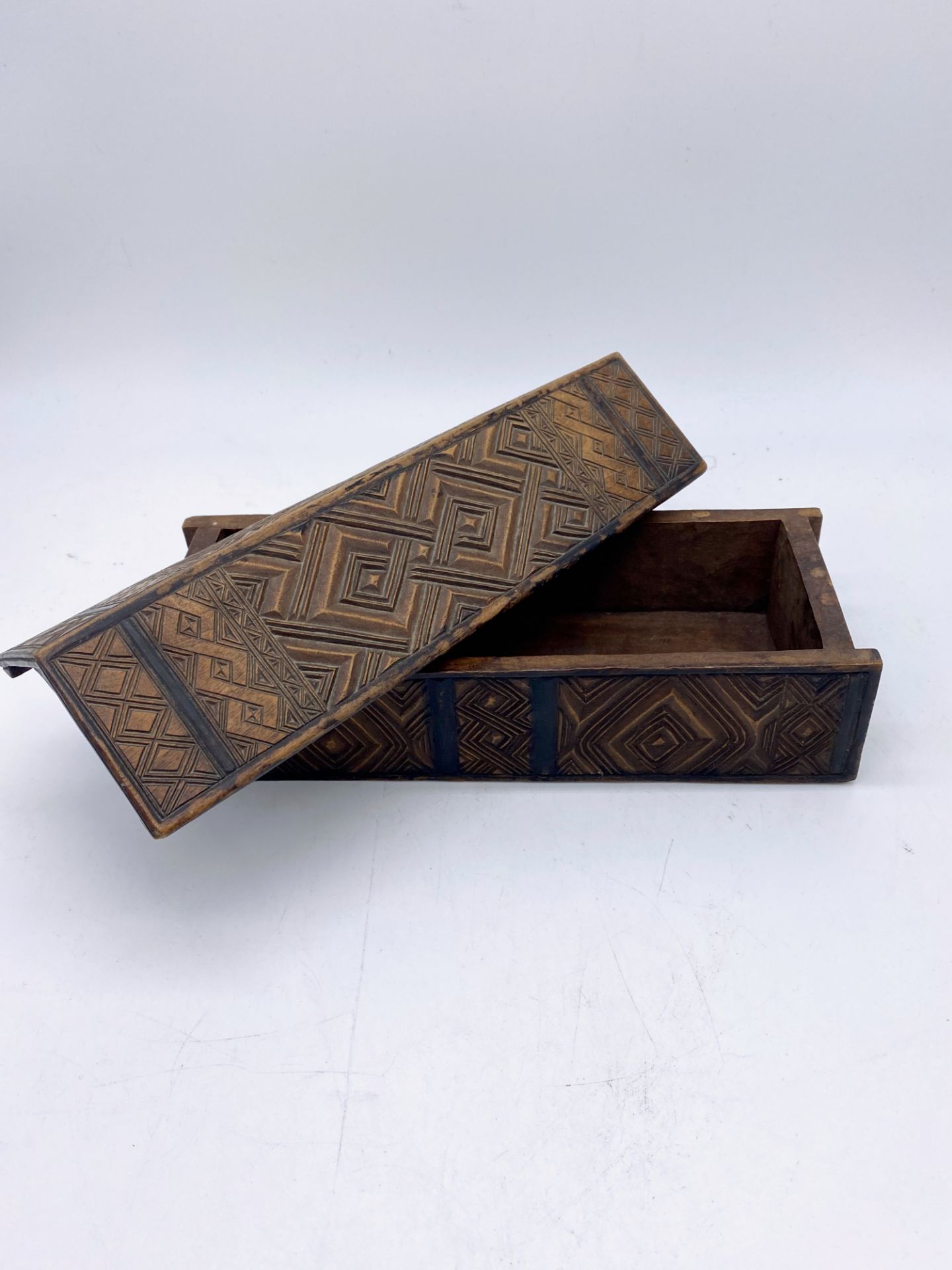 Lot de 2 petites boites sculptées en bois Africain - Image 3 of 4