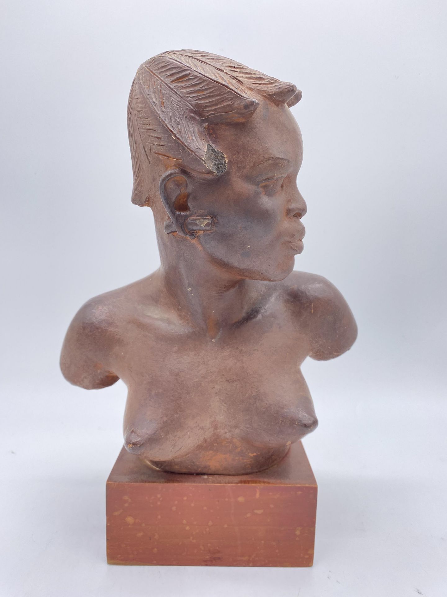 Buste signé Arthur Dupagne (1895-1991) en terre cuite - Image 2 of 4