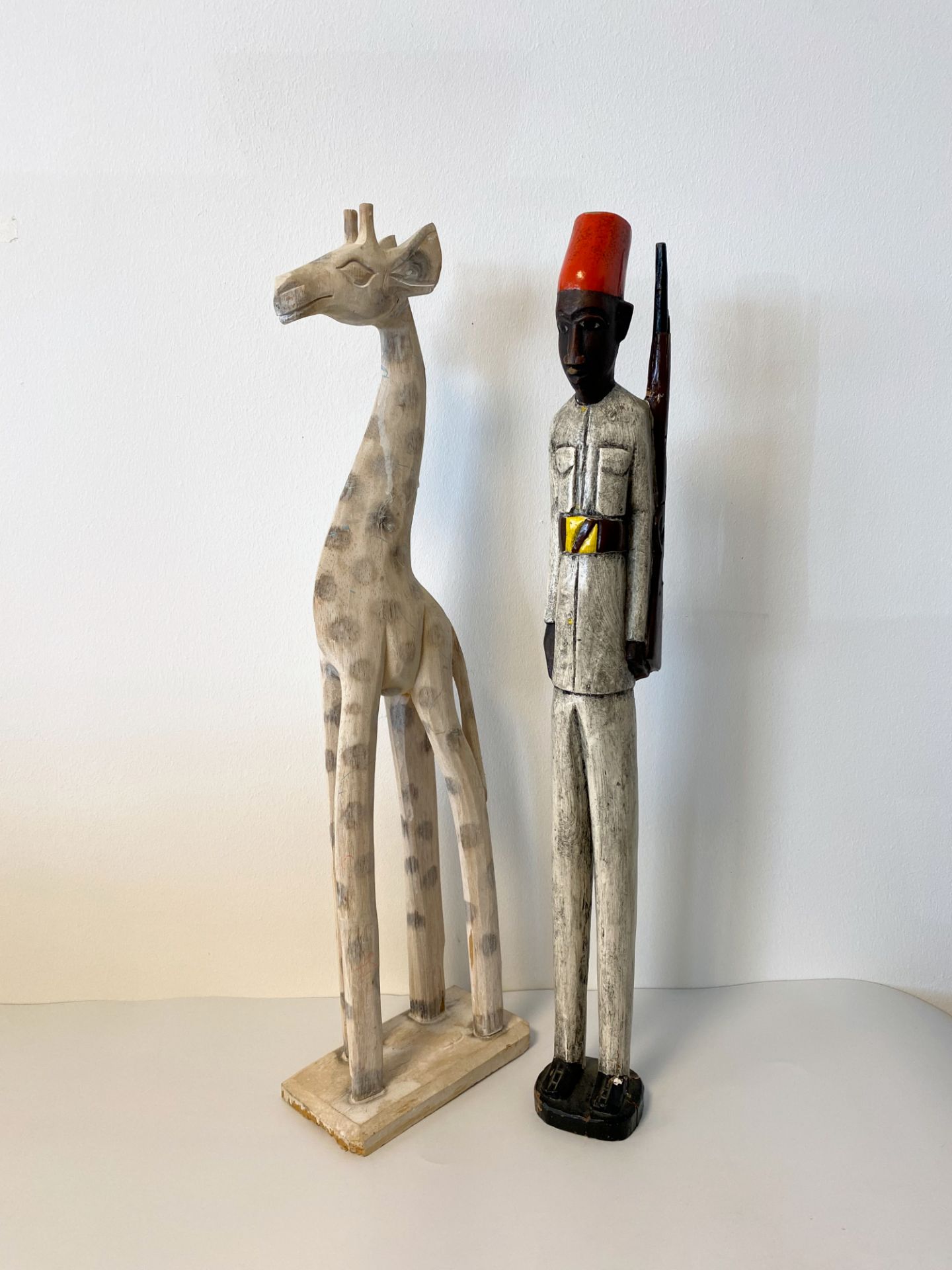 Lot de figurines en bois Colon baloué (manques) et girafe