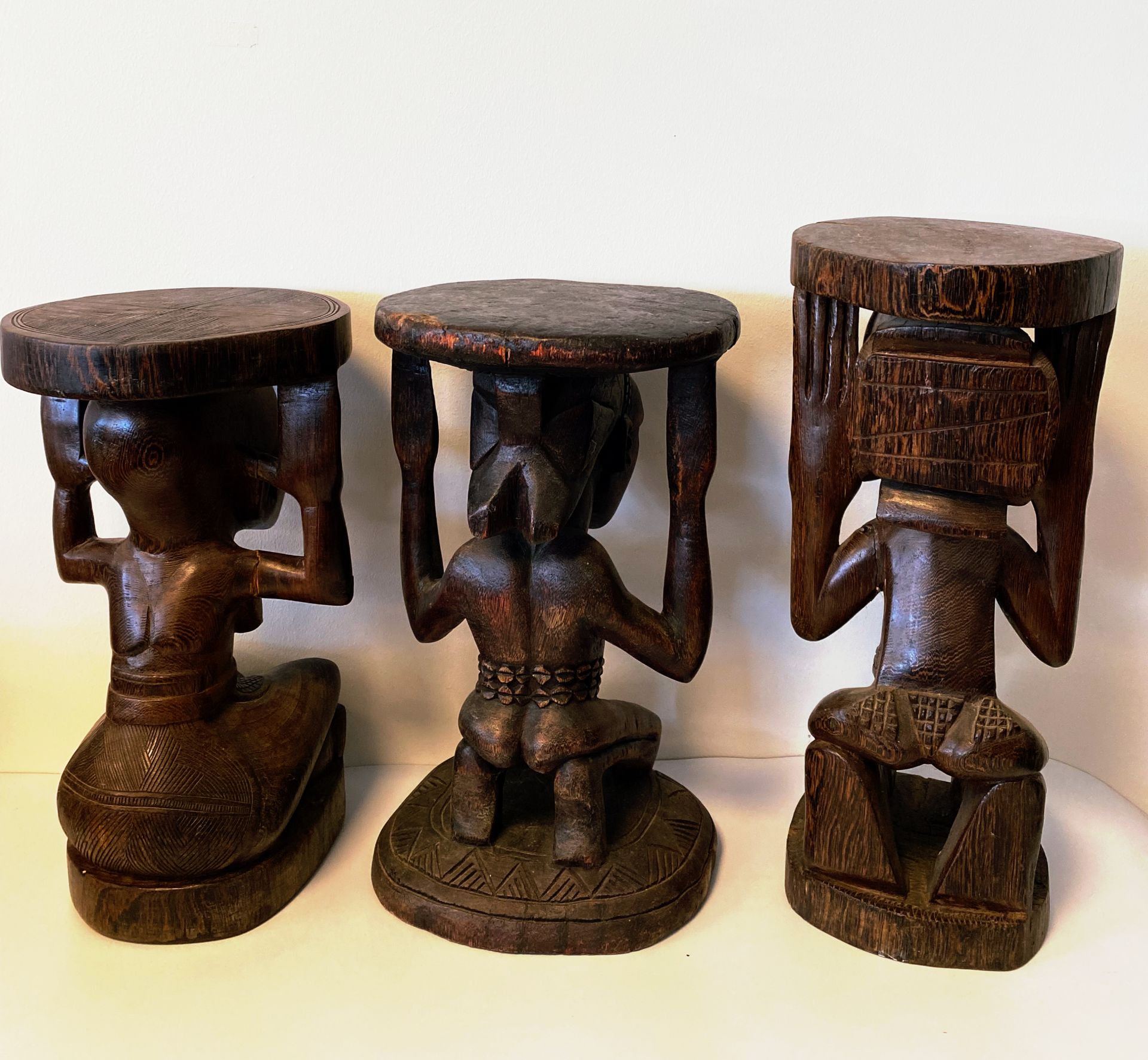 Lot de 3 tabourets Africain (manques) - Image 2 of 2