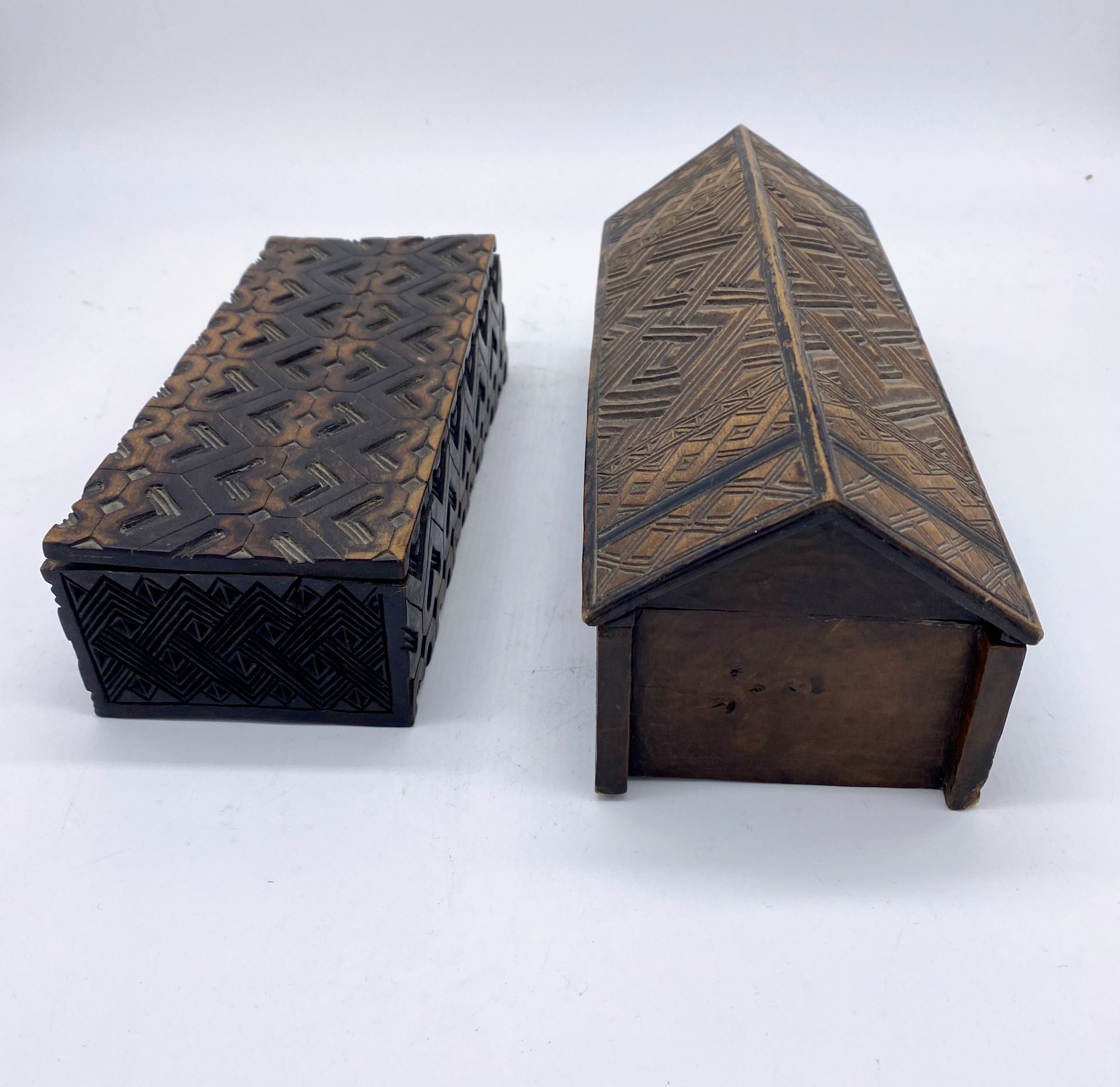 Lot de 2 petites boites sculptées en bois Africain - Image 4 of 4