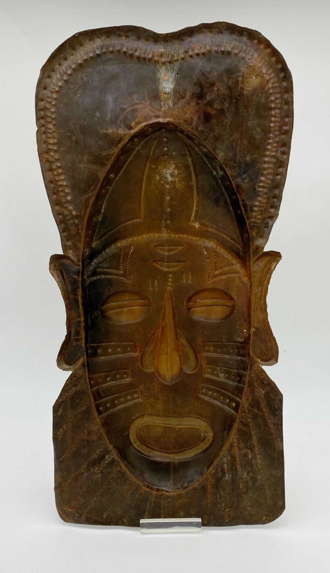 Masque plaque en cuivre martelé - Image 2 of 2