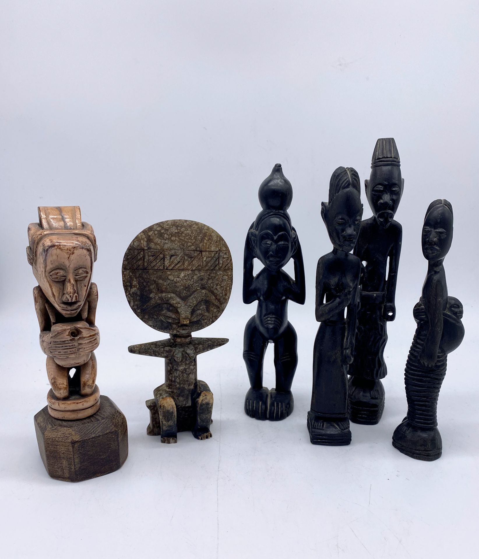 Lot de petites sculptures en bois