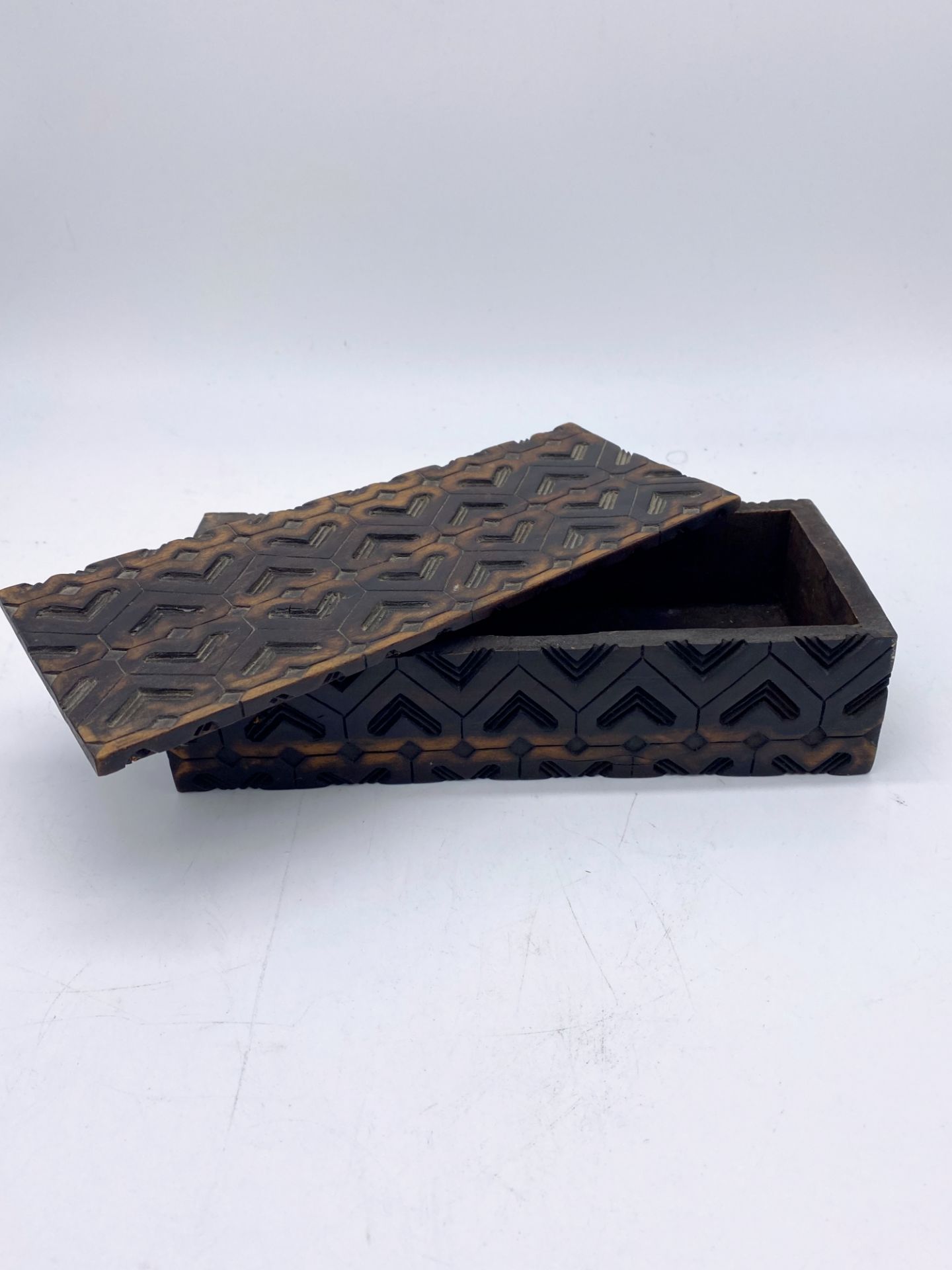 Lot de 2 petites boites sculptées en bois Africain - Image 2 of 4