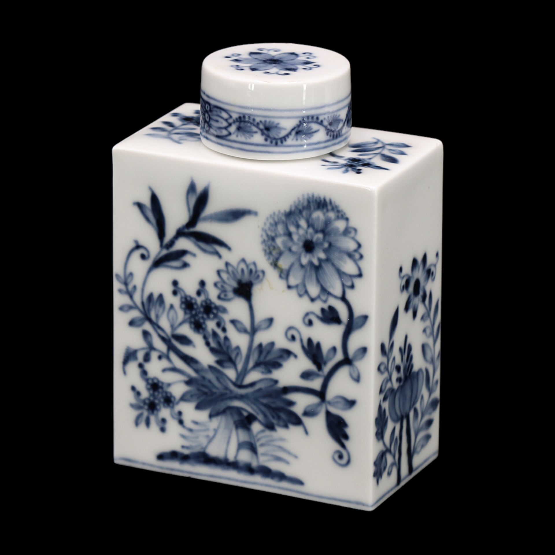 Meissen tea caddy with onion pattern, 1985