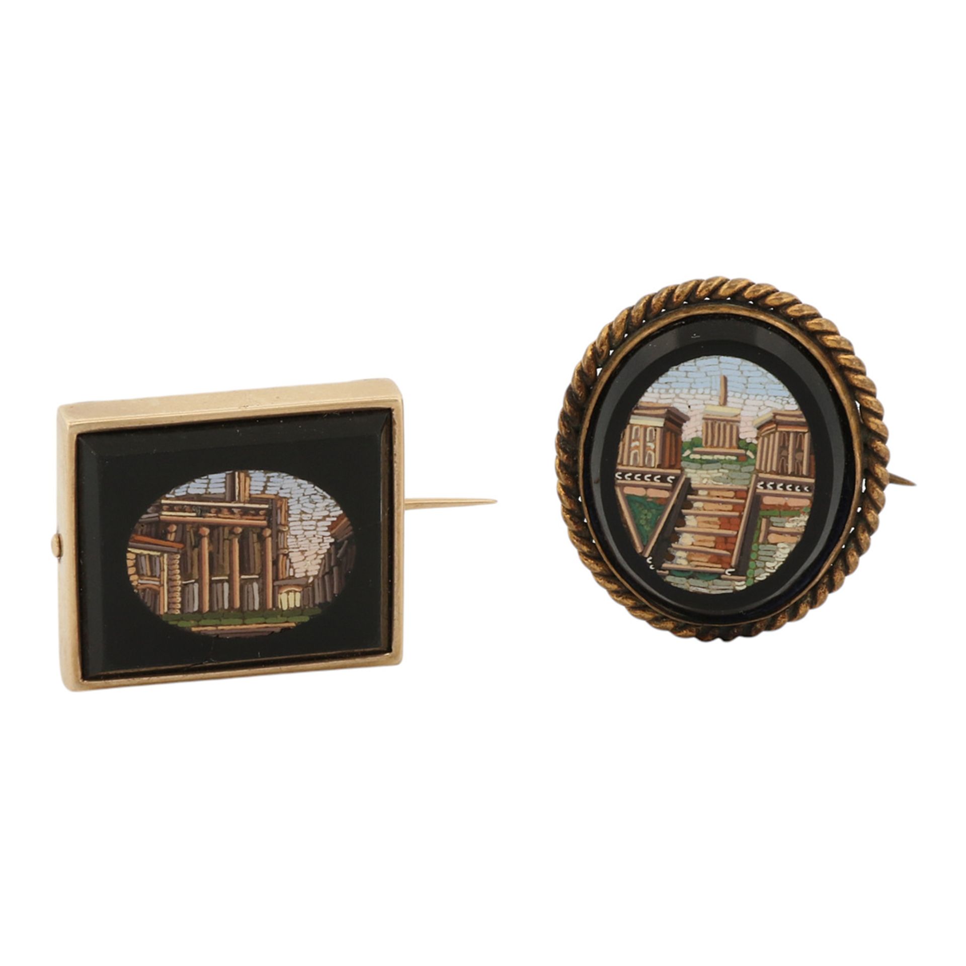 Zwei Broschen mit Millefiori-Mikromosaiken u.a. das Kapitol in Rom, Italien