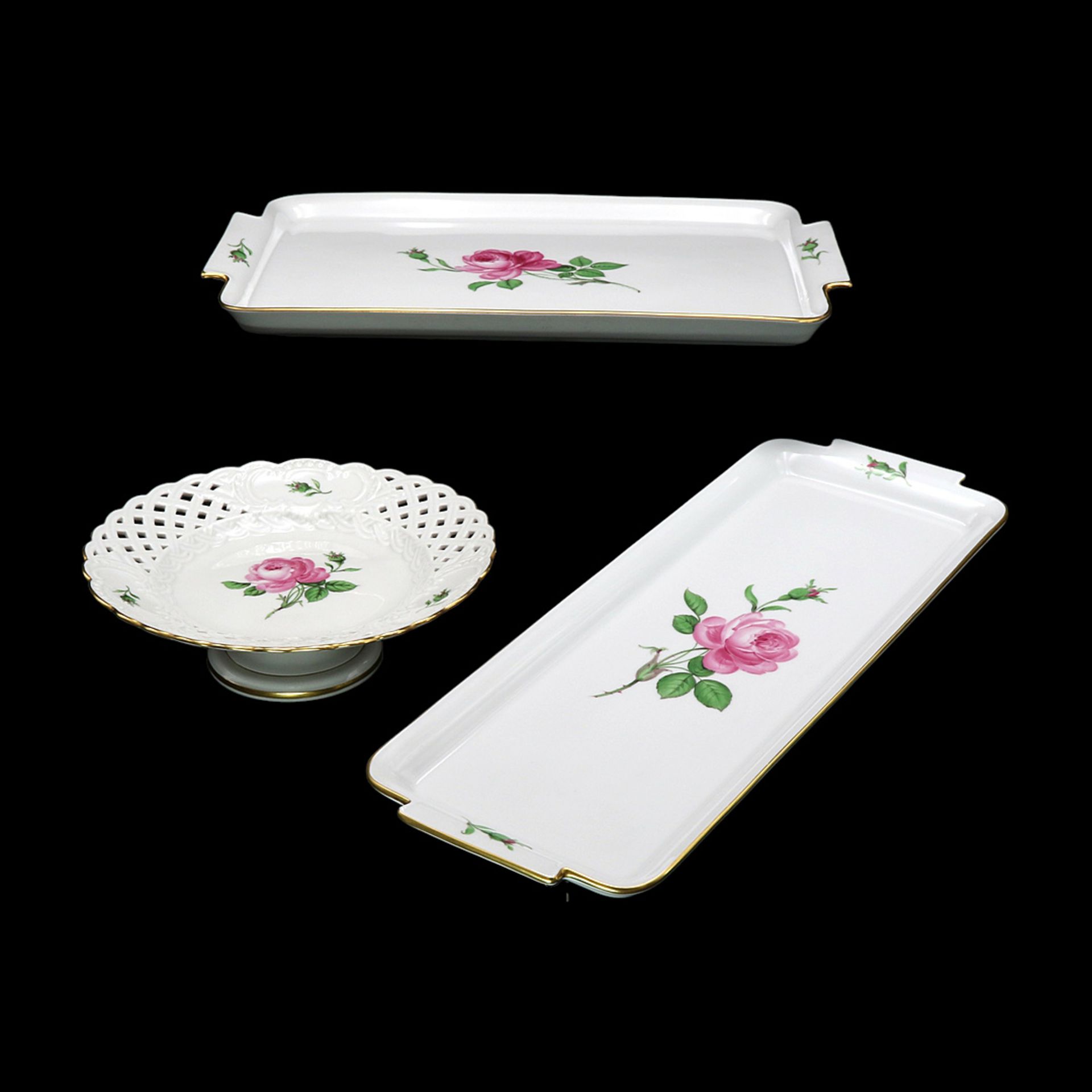 Zwei Meissen Kuchenplatten und Fußschale mit Roter Rose