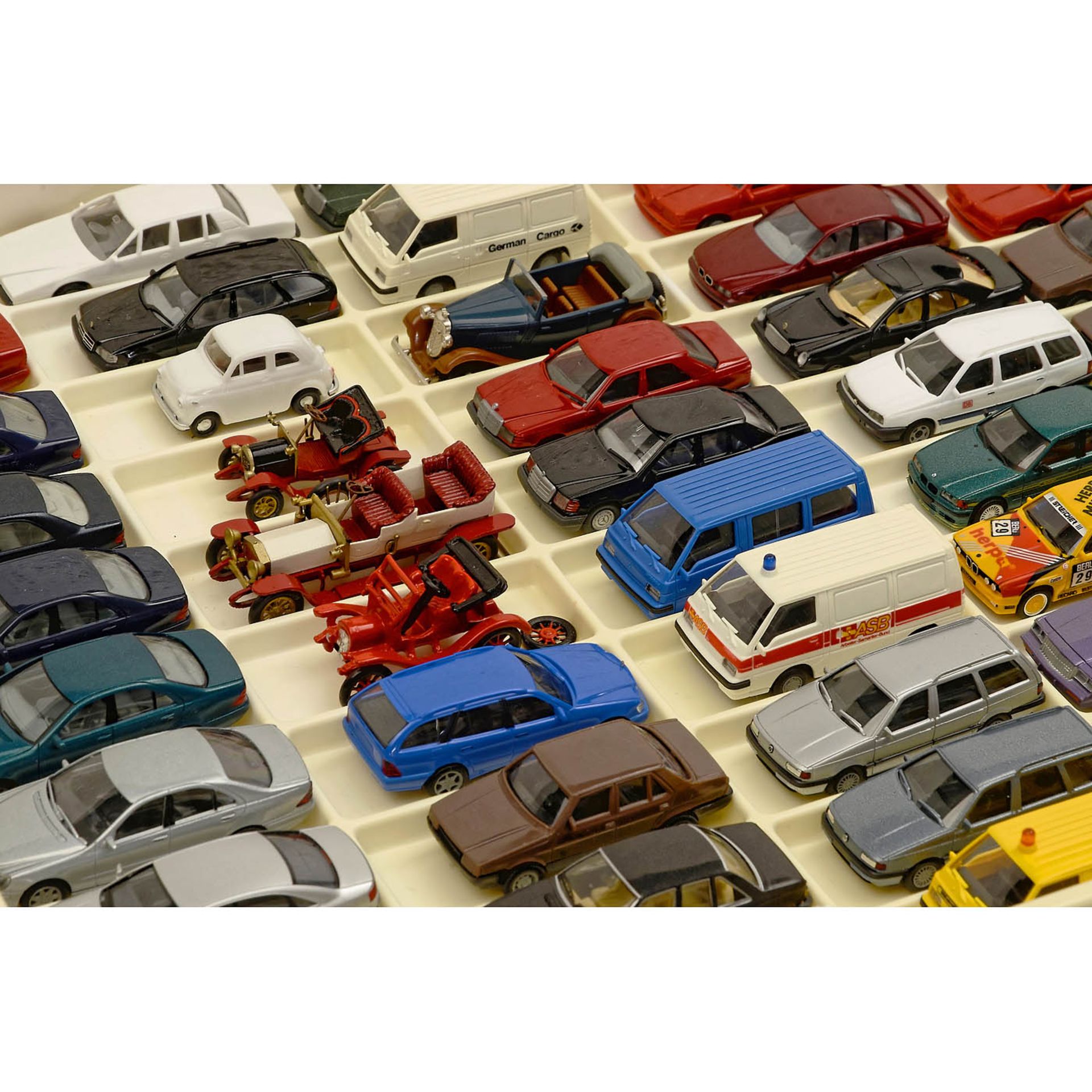 Large Collection of 1:87 Scale Model Cars - Image 7 of 9