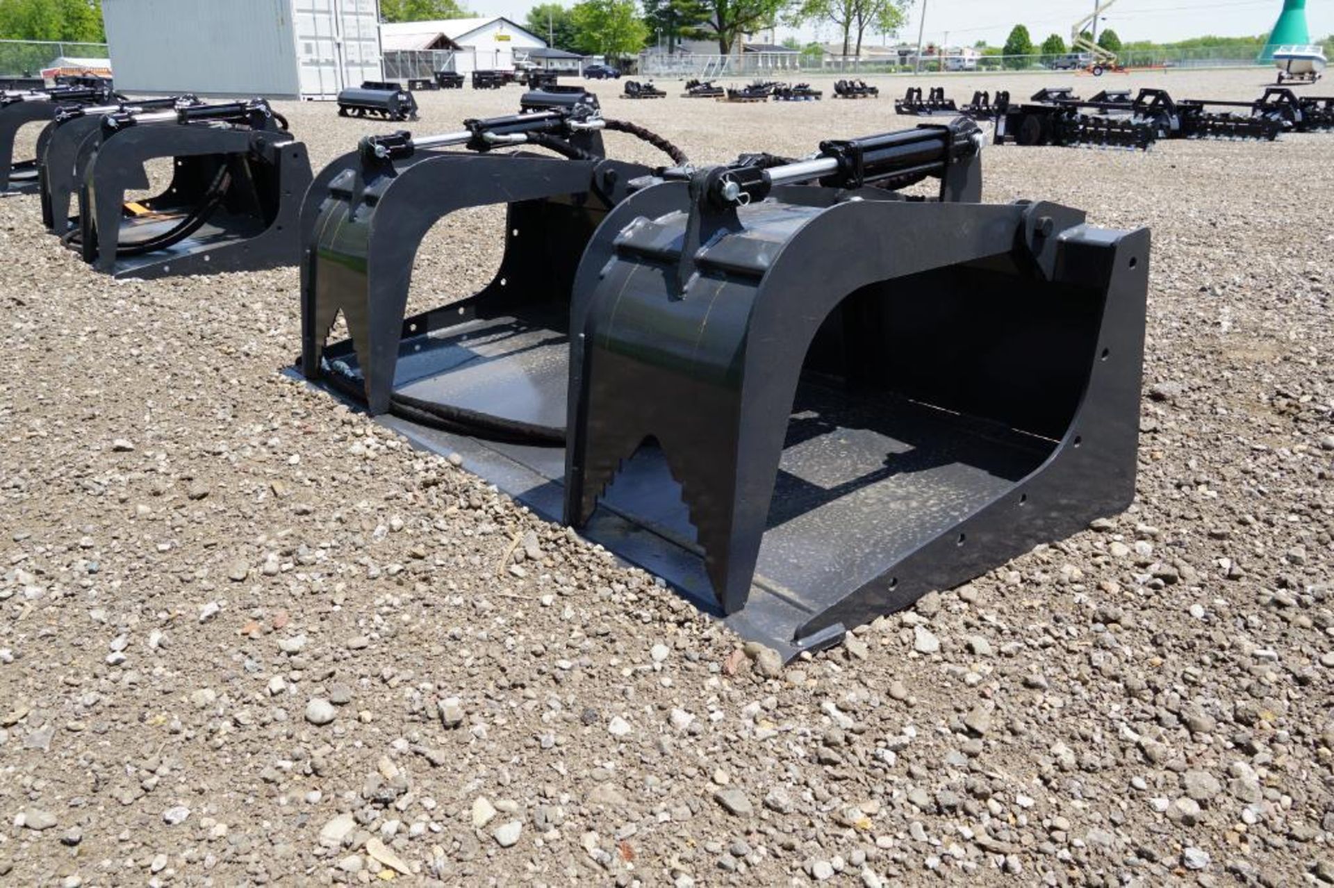 New! 2023 Wolverine Skid Steer Grapple Bucket Attachment