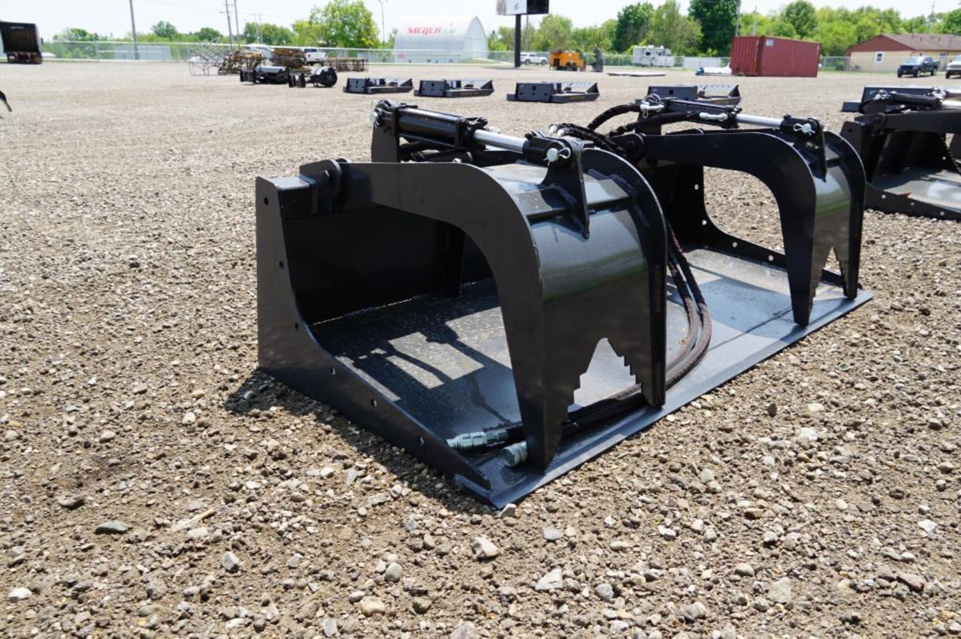 New! 2023 Wolverine Skid Steer Grapple Bucket Attachment - Image 2 of 5