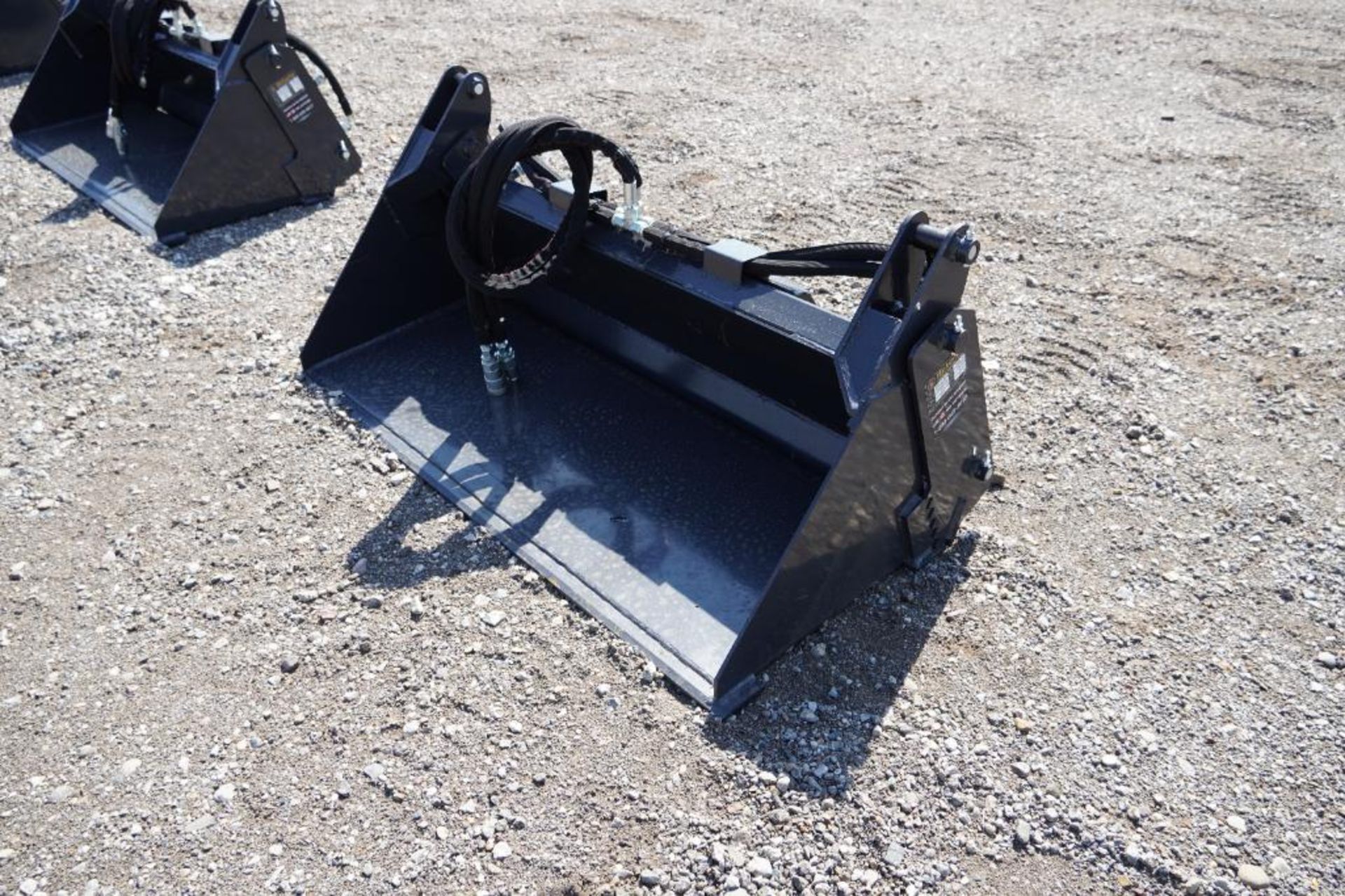 New Mini Skid Steer Wolverine Combination Bucket Attachment - Image 2 of 5
