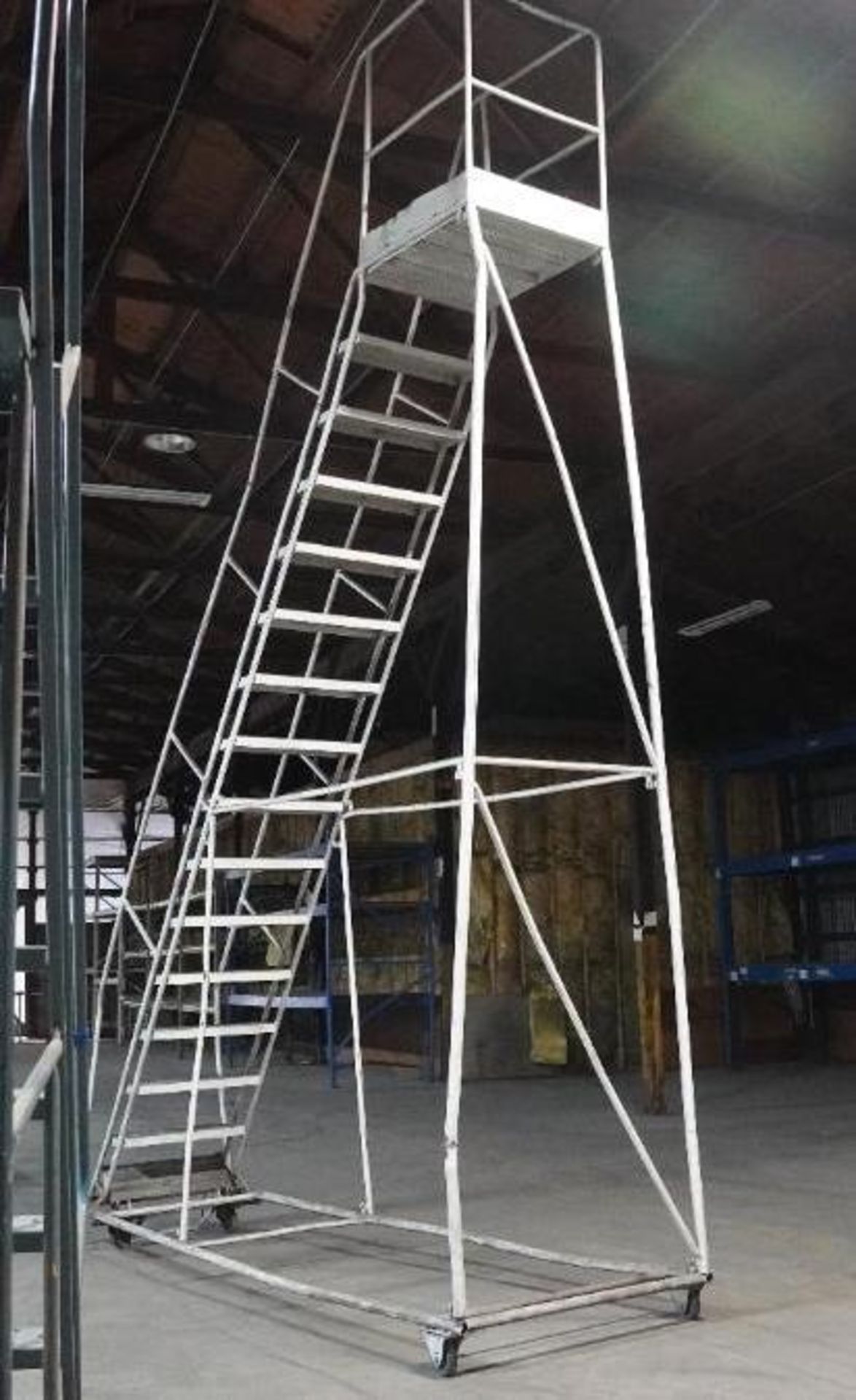 16 Step Safety Ladder - Image 3 of 7