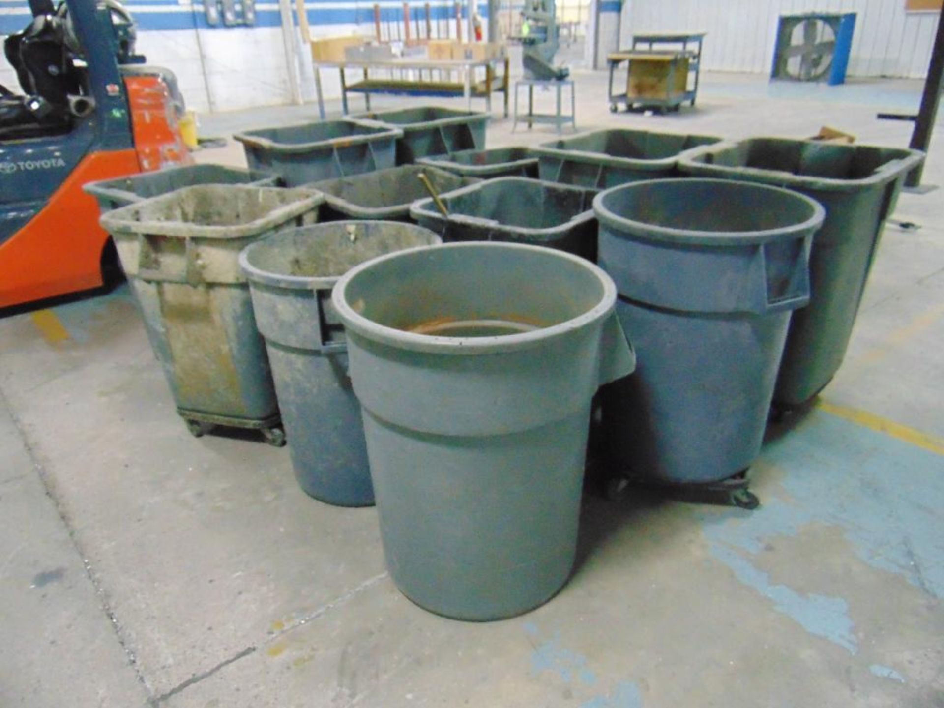 Lot of Trash Cans - Image 2 of 4