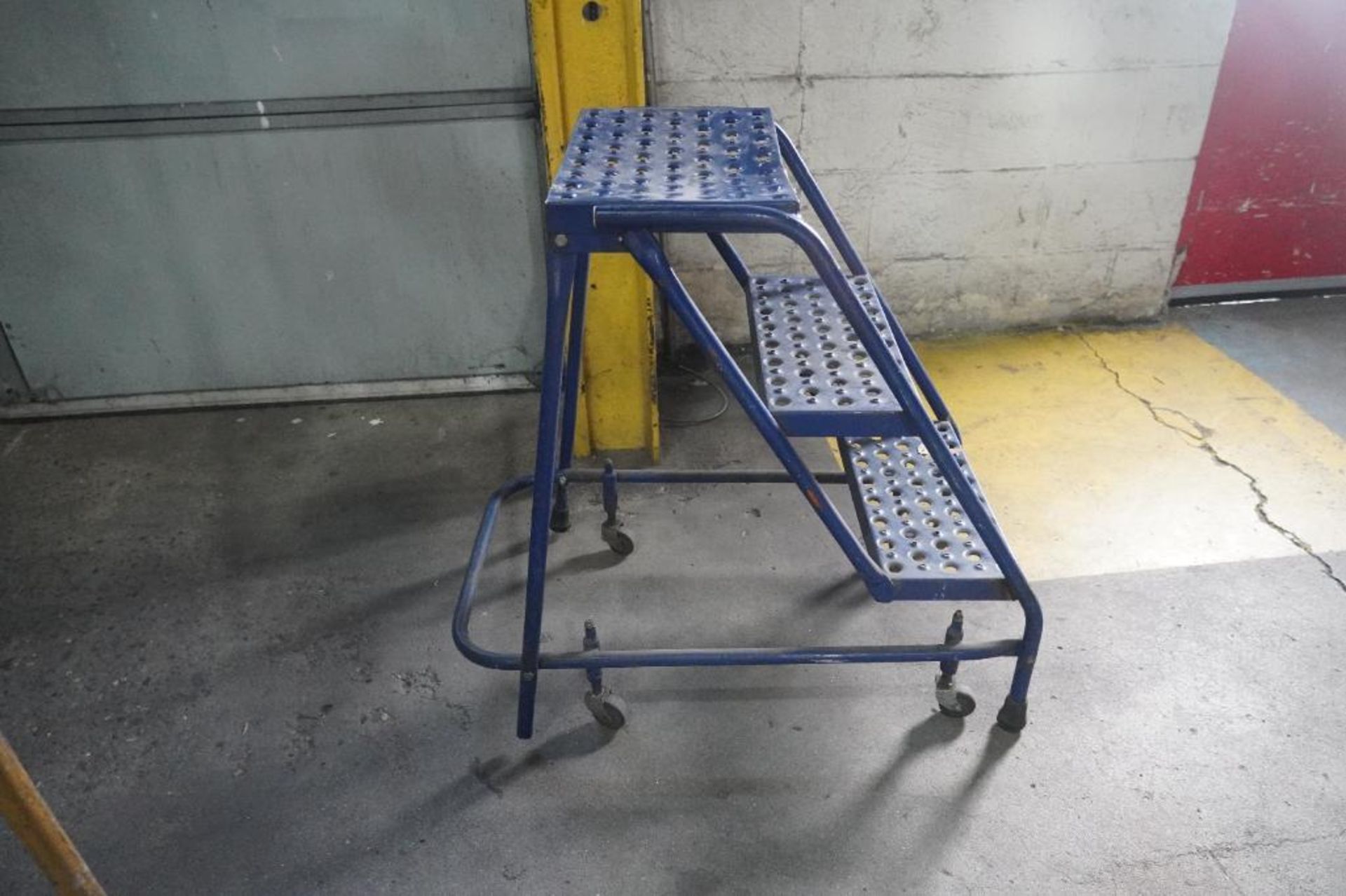 3 Step Rolling Safety Ladder - Image 2 of 4