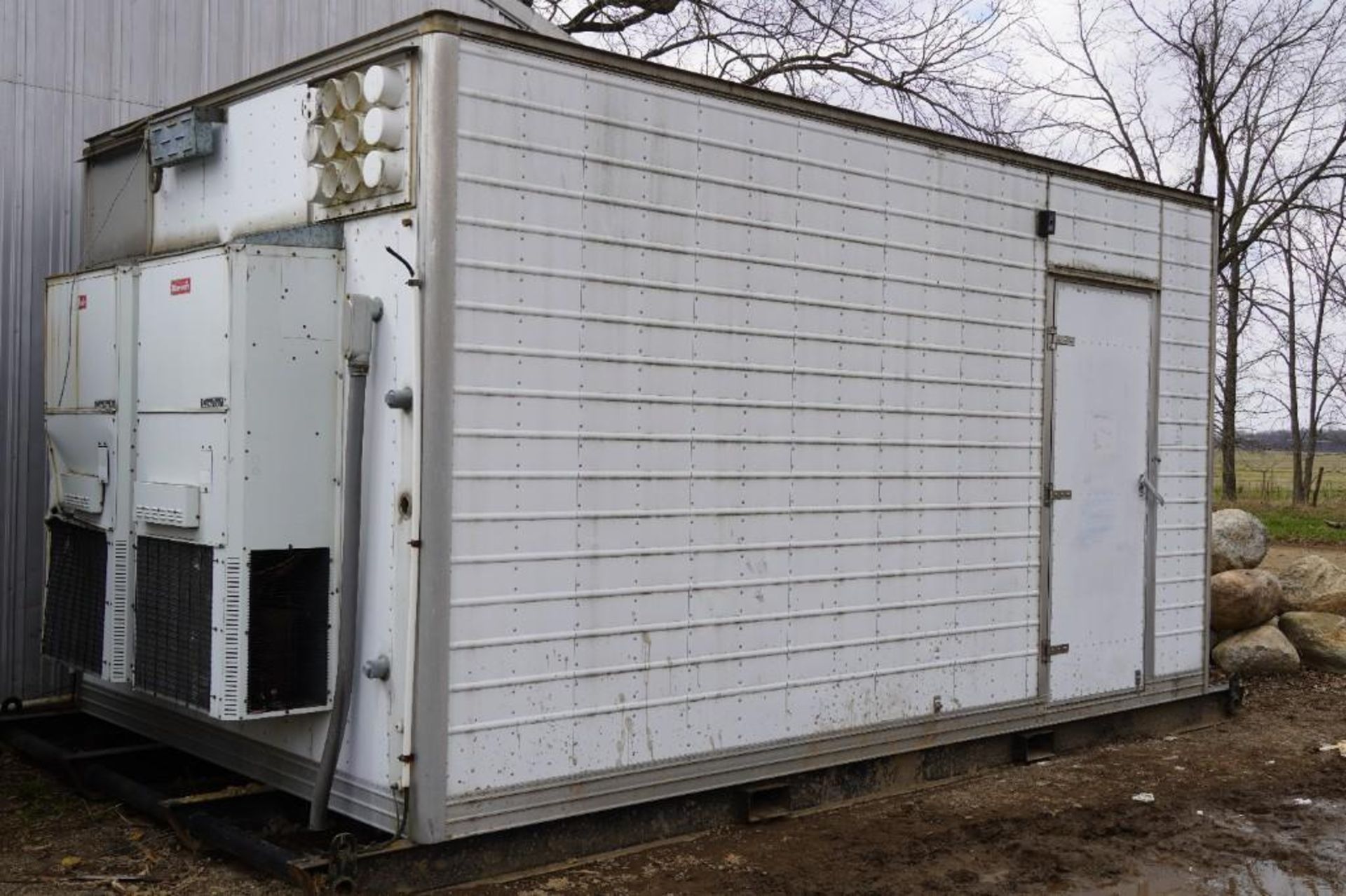 1997 FWT Inc Insulated Aluminum Mobile Building - Image 2 of 16
