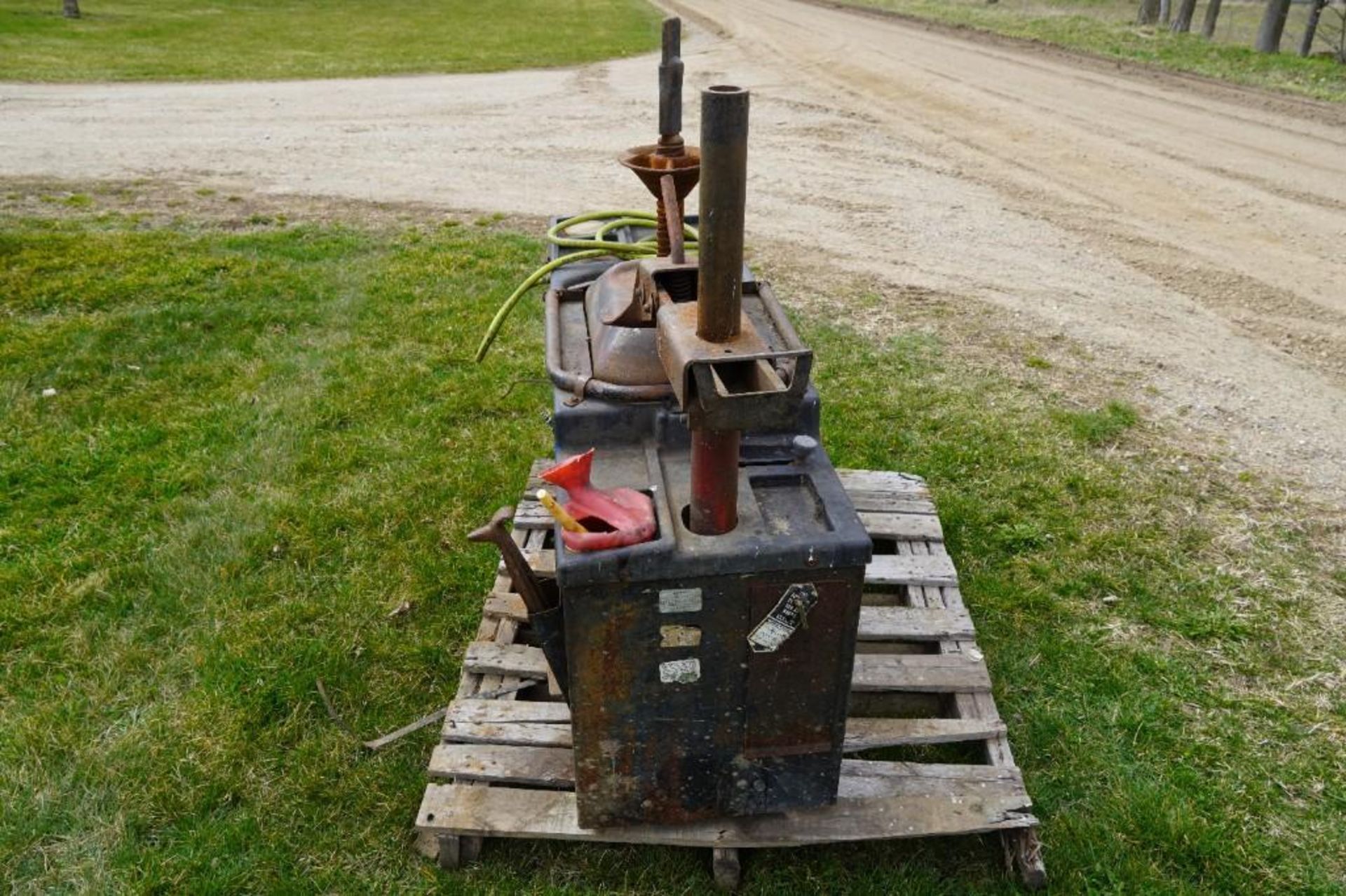 Coats Center Post Tire Changer - Image 8 of 18