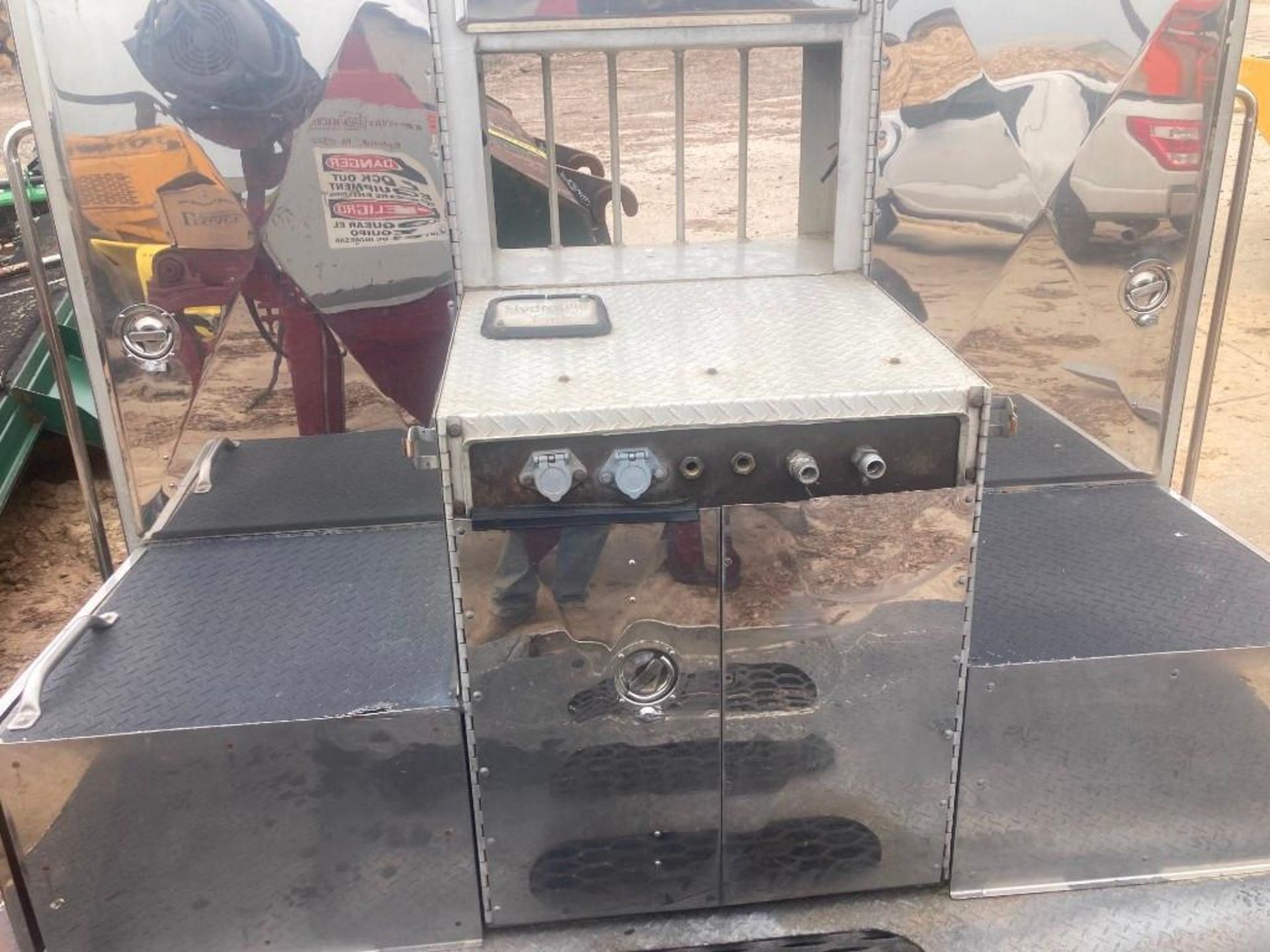 Truck Box with Hydraulic Tank - Image 5 of 16