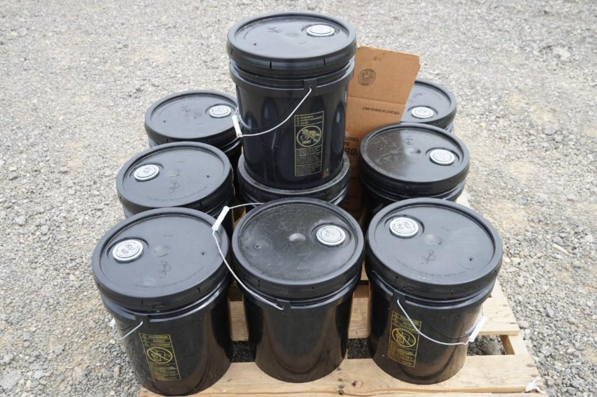 10 - New 5 Gallon Bucket with Motor Oil - Image 4 of 5