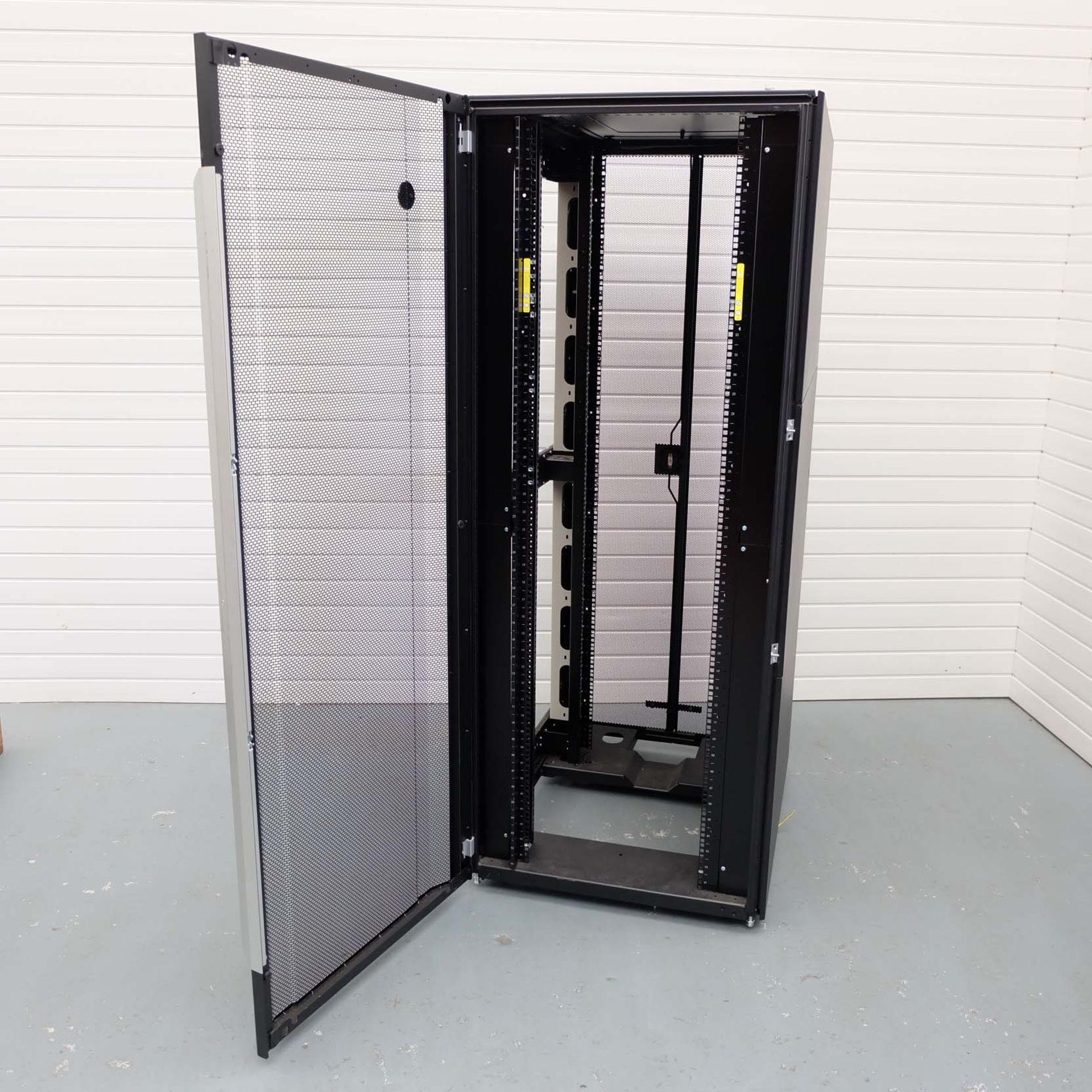 Hewlett Packard HP42U Enterprize Pallet Rack on Wheels. Size 800mm x 1075mm. Height 2000mm. - Image 3 of 10