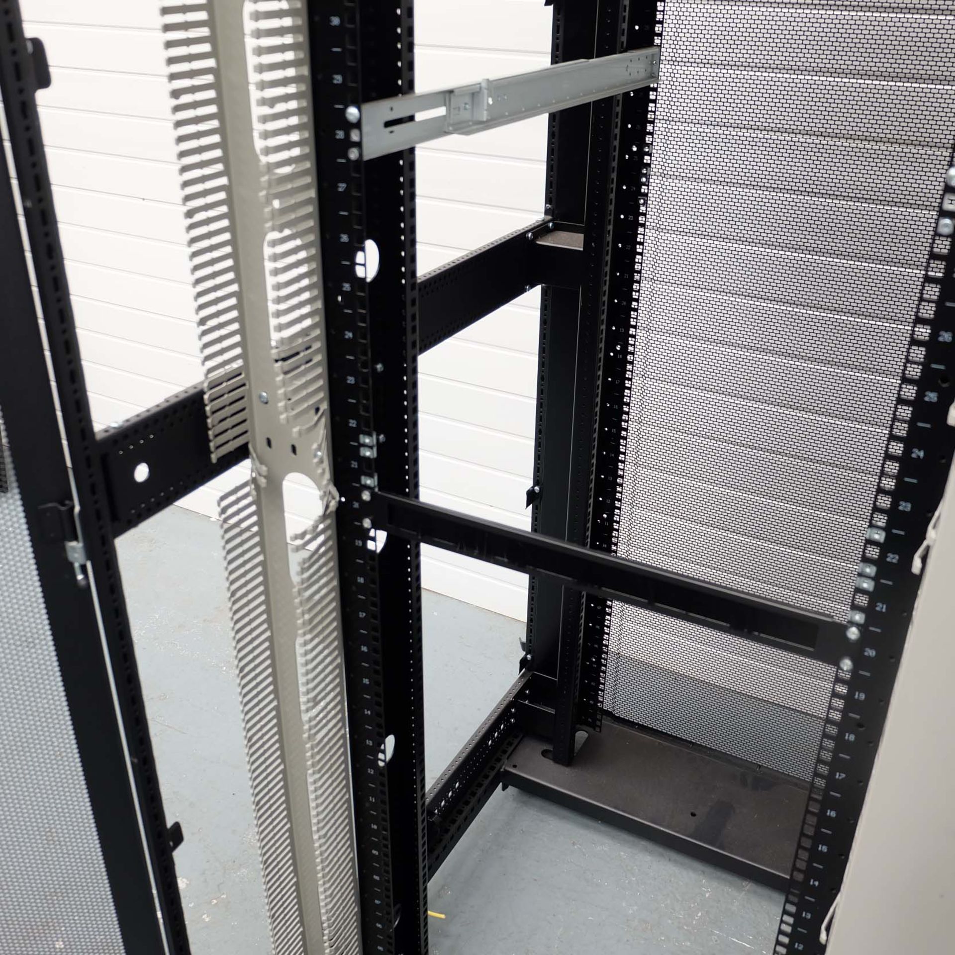 Hewlett Packard HP42U Enterprize Pallet Rack on Wheels. Size 800mm x 1075mm. Height 2000mm. Year 201 - Image 6 of 8