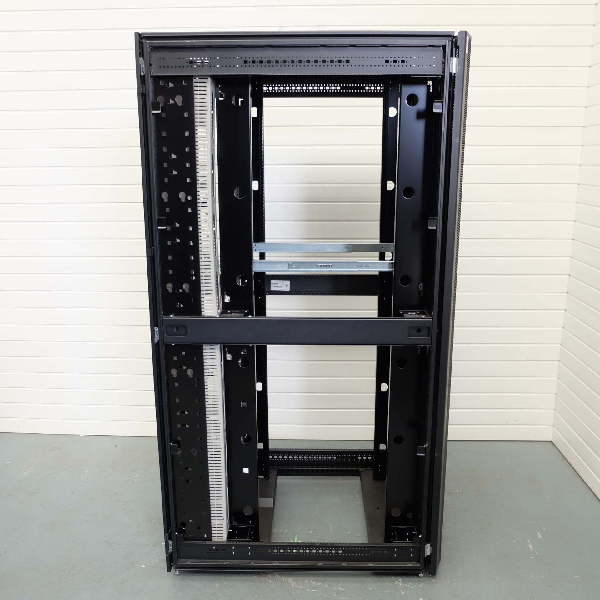 Hewlett Packard HP42U Enterprize Pallet Rack on Wheels. Size 800mm x 1075mm. Height 2000mm. Year 201 - Image 3 of 8