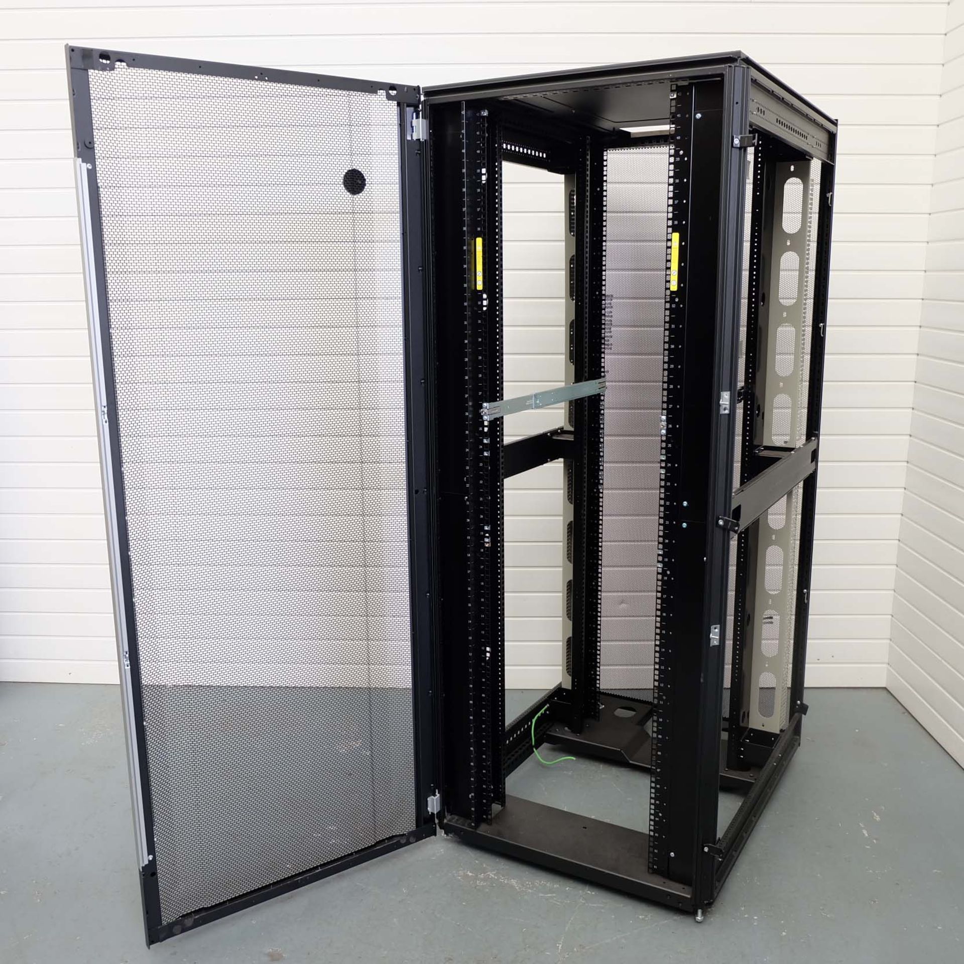 Hewlett Packard HP42U Enterprize Pallet Rack on Wheels. Size 800mm x 1075mm. Height 2000mm. Year 201 - Image 2 of 8