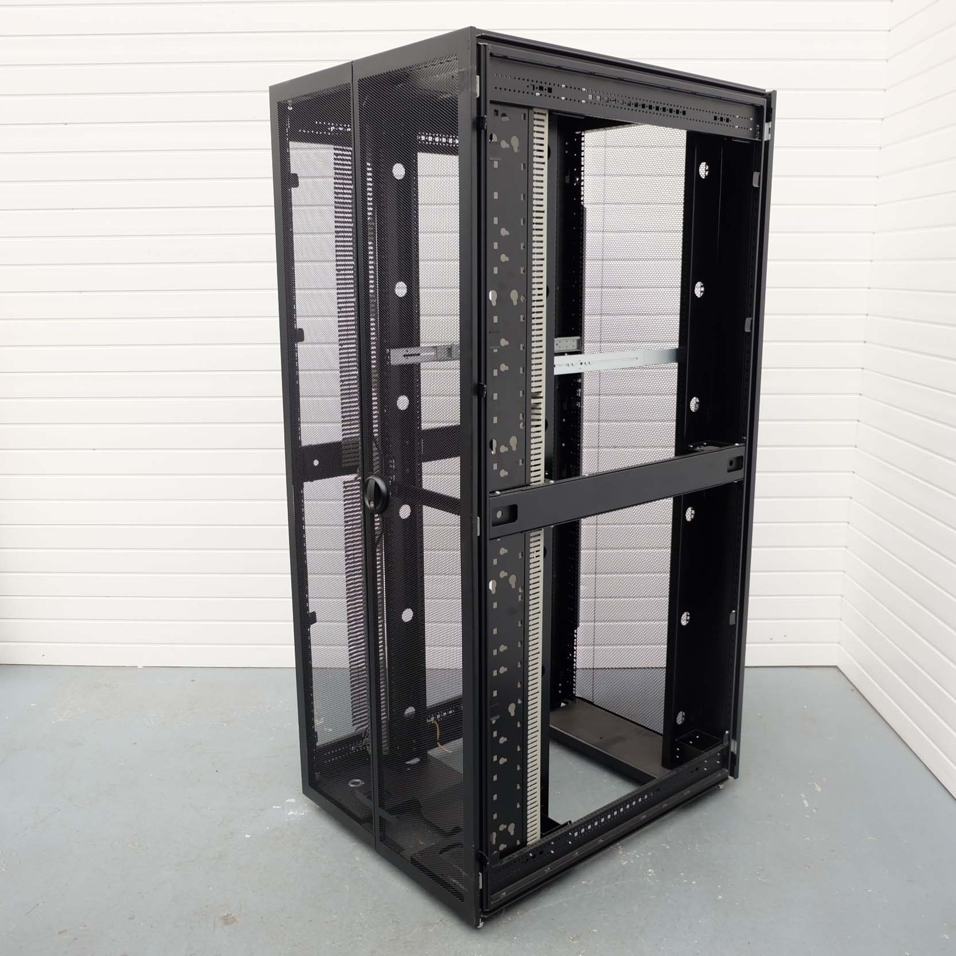 Hewlett Packard HP42U Enterprize Pallet Rack on Wheels. Size 800mm x 1075mm. Height 2000mm. Year 201 - Image 3 of 8