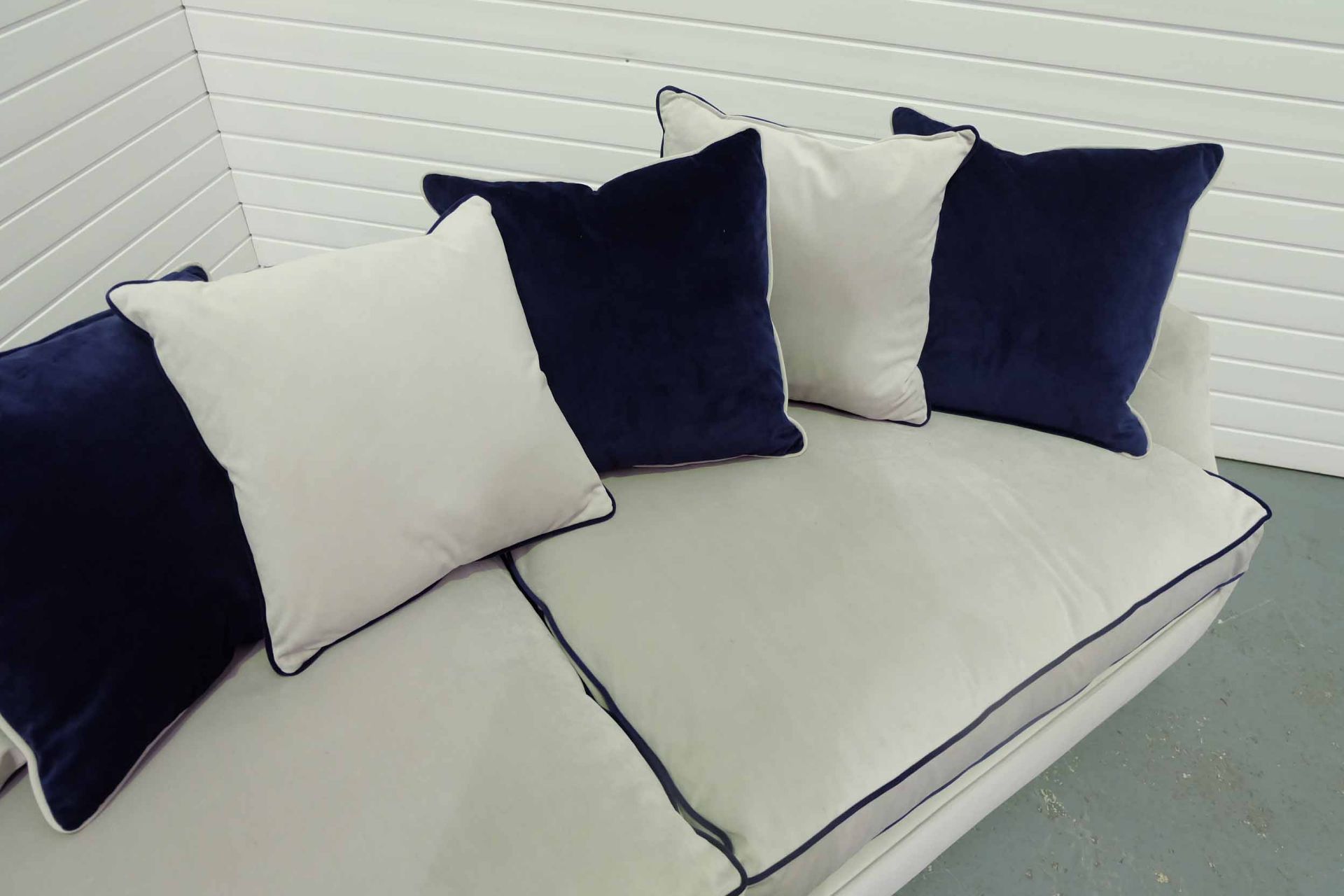 Steed Upholstery 'Hockley' Range Fully Handmade Scatter Back Snuggler Sofa. Includes 7 Scatter Cushi - Image 3 of 7